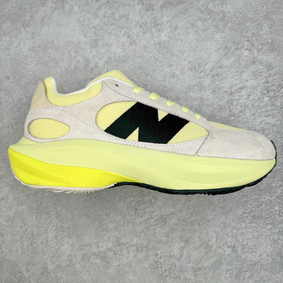 零售💰250 AURALEE x New Balance Warped Runner NB新百伦联名低帮复古老爹风休闲运动慢跑鞋 原楦开发版型 采用环保纤维革拼接透气网眼衬垫织物鞋面材质 T-Beam大底提供足步弓支撑 保持步态稳定后跟搭载外露缓震胶 破坏解构做旧有内味了 以极简主义美学闻名的日本时尚品牌 AURALEE 在巴黎时装周 2024 年春夏时装秀上推出了与 New Balance 的全新合作鞋款 Warped Runner 采用网布和奢华绒面革覆盖层 侧面的同色系「N」标志是对 New Balance 品牌的微妙致敬 同时配有同色系模压 FuelCell 泡沫中底和橡胶外底 此次合作是两个品牌共同致力于简约设计的完美典范 是日常穿着的绝佳选择 尺码：35.5 36 37 37.5 38 38.5 39.5 40 40.5 41.5 42 42.5 43 44 45 编码：Pby2936050-运动鞋