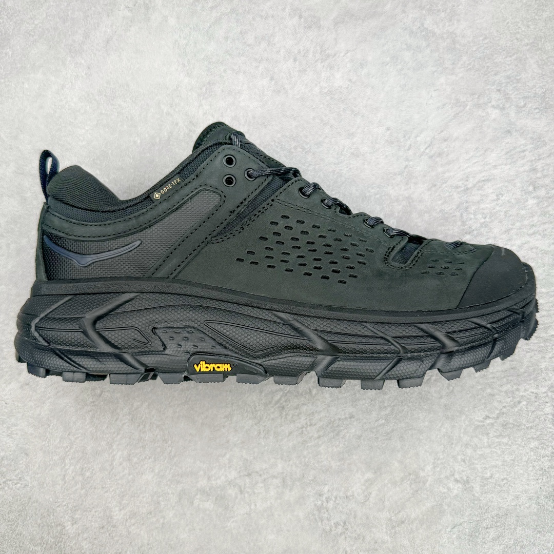 零售💰500 ＃X版纯原 HOKA ONE ONE Tor Uitra Low 托亚潮流户外越野登山功能鞋 鞋款利用机能、户外、复古元素将都市型格与户外机能无缝结合 既能自由穿梭于城市的钢筋水泥之间 也能轻松演绎山系潮流搭配 全粒面皮革结合模压鞋口 提升持久耐穿度 直至鞋头的鞋带设计 舒适灵活的调节 搭配鞋头处HOKA ONE ONE飞翼纹饰 营造了个性十足的张扬气场 Tor Ultra 配备 Vibram® 鞋底与 EVA 和RMAT® 中底 给穿著者最佳的抓地力及舒适性 另外中底的金属摇杆可稳定脚部行程 当走过崎岖山路时依然让脚部得到平稳的感觉 而整对鞋以皮革和耐用尼龙布材打造 与坚固的鞋底相结合，可以牢固地支撑脚部和脚踝 另外外层搭载的Event技术 保持鞋履防水以及鞋内透气作用 SIZE：36 36.5 37.5 38 38.5 39 40 40.5 41 42 42.5 43 44 44.5 45 编码：Xby5936000-运动鞋