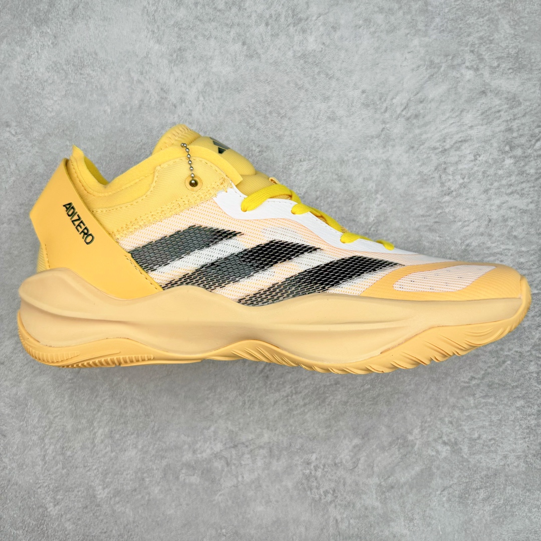 AD Adizero Select 2.0 团队实战篮球鞋 一体成型的鞋面由多种轻质材料制作而成，保证轻量化的同时提供出色的透气性，配合支撑条，兼顾耐用度以及支撑性。鞋舌下半部分网眼面积更大，上半部分的填充则相对饱满，满足实战中所需要的透气以及包裹感。采用 Lightstrike 中底，兼顾轻量化的同时，提供充分的缓震响应，可以更为灵敏的应对赛场上的多变局面。尺码：40 40.5 41 42 42.5 43 44 44.5 45 46-选品中心