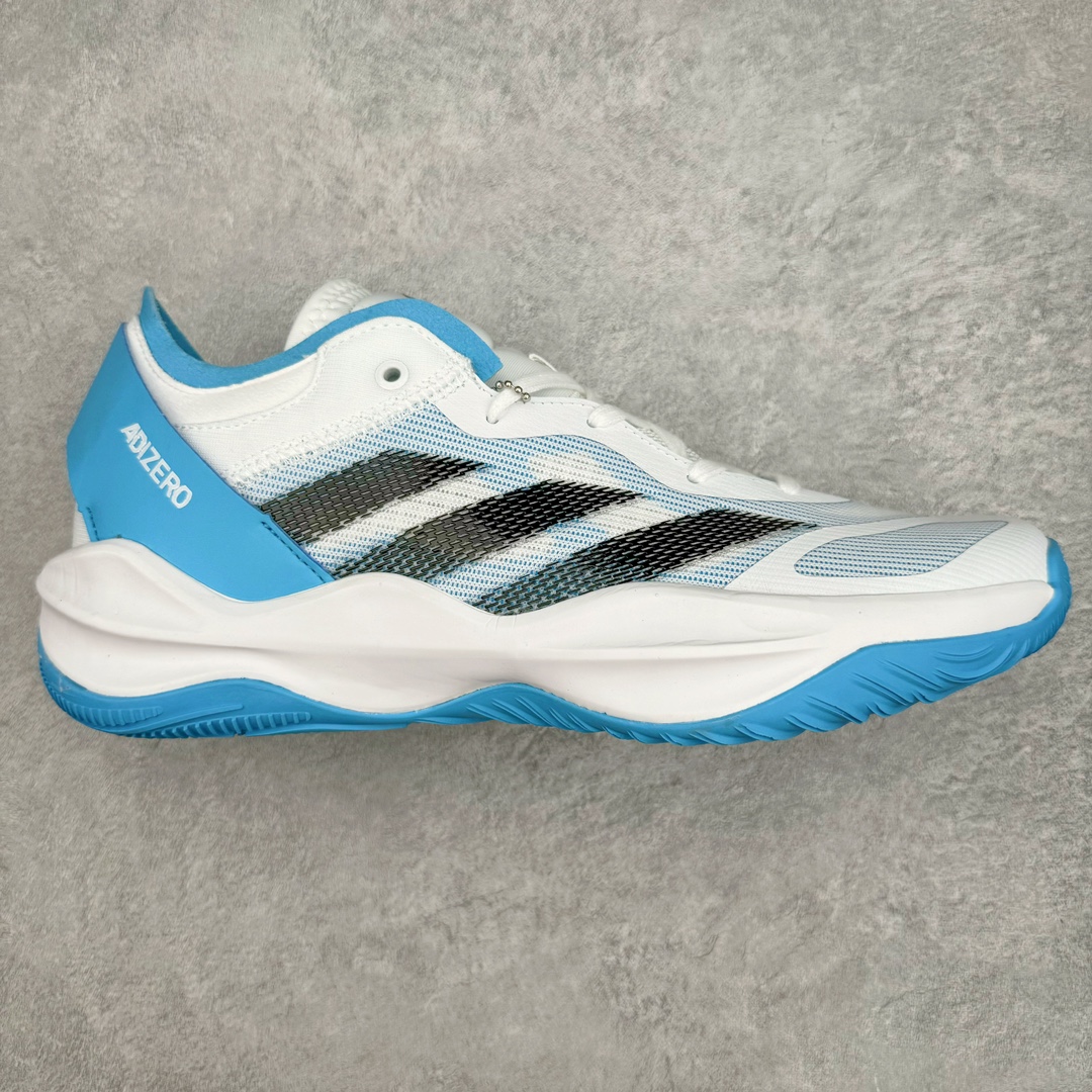 零售💰270 AD Adizero Select 2.0 团队实战篮球鞋 一体成型的鞋面由多种轻质材料制作而成，保证轻量化的同时提供出色的透气性，配合支撑条，兼顾耐用度以及支撑性。鞋舌下半部分网眼面积更大，上半部分的填充则相对饱满，满足实战中所需要的透气以及包裹感。采用 Lightstrike 中底，兼顾轻量化的同时，提供充分的缓震响应，可以更为灵敏的应对赛场上的多变局面。尺码：40 40.5 41 42 42.5 43 44 44.5 45 46 编码：Xby2936070-运动鞋