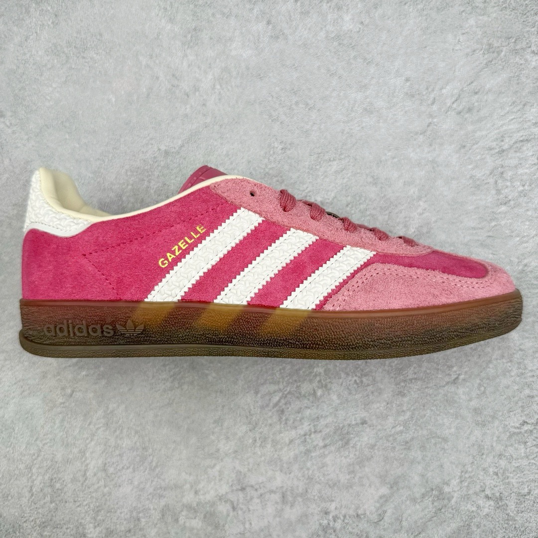 ＃CS纯原 AD Original Gazelle Indoor Trainers 瞪羚室内鞋系列低帮复古百搭休闲运动德训风板鞋 高端零售特供批次 原厂定制长毛翻毛皮组合环保纤维革鞋面材质 内置环保海玻璃鞋垫 外置RB橡胶大底 产品品控稳定性领先行业 原厂全套原楦原纸板冲刀磨具开发 原厂皮料加持 原厂港宝加持定型后跟R度完美 将复古进行到底 简约流畅 三十年不变经典 这款Gazelle运动鞋 无论面料、配色、质感或设计 都只在重现其1991年原款的经典 皮革鞋面 撞色三条纹和鞋跟标的设计 力求呈现90年代的经典复古风潮 Samba火热的同时 也带动了其它的复古鞋型 Gazelle便是其中一只 Gazelle Indoor拥有包边更宽的T字型鞋头 更好的保护运动员的前掌 浓浓的复古氛围感 非常适合现在流行的Cleanfit风格 尺码：35.5 36 36.5 37.5 38 38.5 39 40 40.5 41 42 42.5 43 44 44.5 45 46-选品中心