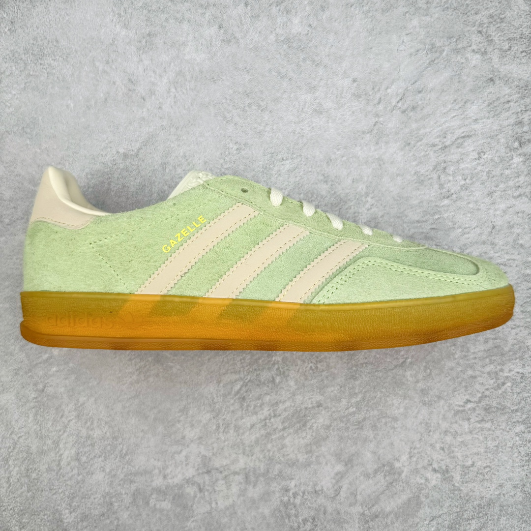 图片[5]-＃CS纯原 AD Original Gazelle Indoor Trainers 瞪羚室内鞋系列低帮复古百搭休闲运动德训风板鞋 高端零售特供批次 原厂定制长毛翻毛皮组合环保纤维革鞋面材质 内置环保海玻璃鞋垫 外置RB橡胶大底 产品品控稳定性领先行业 原厂全套原楦原纸板冲刀磨具开发 原厂皮料加持 原厂港宝加持定型后跟R度完美 将复古进行到底 简约流畅 三十年不变经典 这款Gazelle运动鞋 无论面料、配色、质感或设计 都只在重现其1991年原款的经典 皮革鞋面 撞色三条纹和鞋跟标的设计 力求呈现90年代的经典复古风潮 Samba火热的同时 也带动了其它的复古鞋型 Gazelle便是其中一只 Gazelle Indoor拥有包边更宽的T字型鞋头 更好的保护运动员的前掌 浓浓的复古氛围感 非常适合现在流行的Cleanfit风格 尺码：35.5 36 36.5 37.5 38 38.5 39 40 40.5 41 42 42.5 43 44 44.5 45 46-选品中心