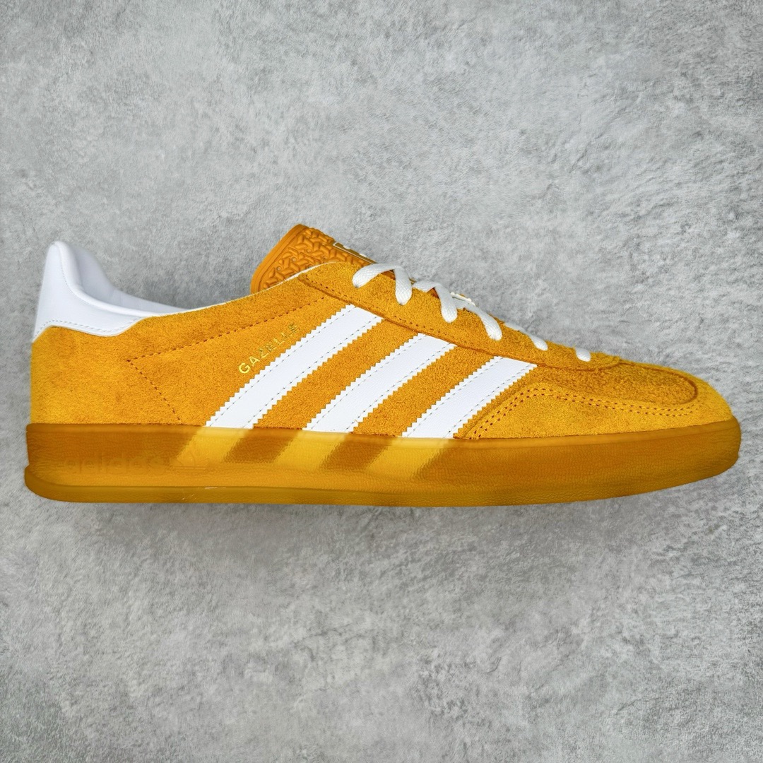 图片[2]-＃CS纯原 AD Original Gazelle Indoor Trainers 瞪羚室内鞋系列低帮复古百搭休闲运动德训风板鞋 高端零售特供批次 原厂定制长毛翻毛皮组合环保纤维革鞋面材质 内置环保海玻璃鞋垫 外置RB橡胶大底 产品品控稳定性领先行业 原厂全套原楦原纸板冲刀磨具开发 原厂皮料加持 原厂港宝加持定型后跟R度完美 将复古进行到底 简约流畅 三十年不变经典 这款Gazelle运动鞋 无论面料、配色、质感或设计 都只在重现其1991年原款的经典 皮革鞋面 撞色三条纹和鞋跟标的设计 力求呈现90年代的经典复古风潮 Samba火热的同时 也带动了其它的复古鞋型 Gazelle便是其中一只 Gazelle Indoor拥有包边更宽的T字型鞋头 更好的保护运动员的前掌 浓浓的复古氛围感 非常适合现在流行的Cleanfit风格 尺码：35.5 36 36.5 37.5 38 38.5 39 40 40.5 41 42 42.5 43 44 44.5 45 46-选品中心
