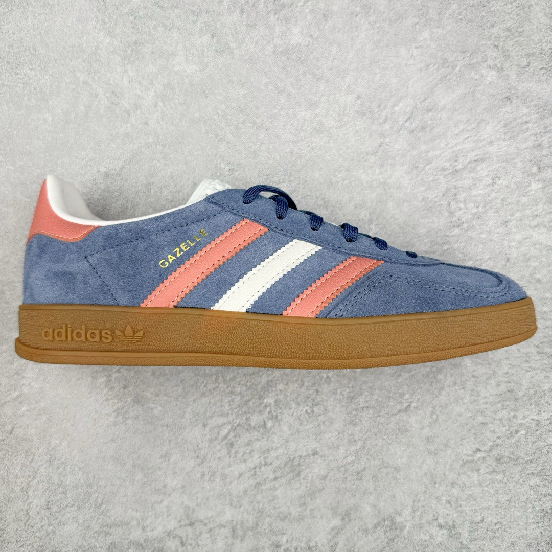 ＃CS纯原 AD Original Gazelle Indoor Trainers 瞪羚室内鞋系列低帮复古百搭休闲运动德训风板鞋 高端零售特供批次 原厂定制长毛翻毛皮组合环保纤维革鞋面材质 内置环保海玻璃鞋垫 外置RB橡胶大底 产品品控稳定性领先行业 原厂全套原楦原纸板冲刀磨具开发 原厂皮料加持 原厂港宝加持定型后跟R度完美 将复古进行到底 简约流畅 三十年不变经典 这款Gazelle运动鞋 无论面料、配色、质感或设计 都只在重现其1991年原款的经典 皮革鞋面 撞色三条纹和鞋跟标的设计 力求呈现90年代的经典复古风潮 Samba火热的同时 也带动了其它的复古鞋型 Gazelle便是其中一只 Gazelle Indoor拥有包边更宽的T字型鞋头 更好的保护运动员的前掌 浓浓的复古氛围感 非常适合现在流行的Cleanfit风格 尺码：35.5 36 36.5 37.5 38 38.5 39 40 40.5 41 42 42.5 43 44 44.5 45 46-选品中心