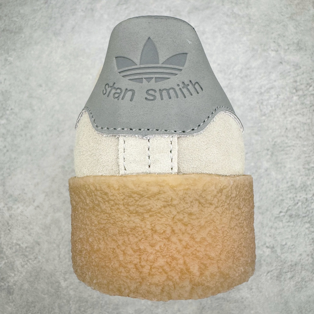 图片[8]-零售💰210 AD Originals StanSmith 史密斯绒面运动板鞋 平台爆款订单 Stan Smith Crepe 对 1965 年诞生的款式进行了别样演绎 鞋面采用柔软的棕褐色绒面革材料 鞋侧的穿孔形成了标志性三条纹 后跟贴片带有 “Stan Smith“ 字样 柔软的绒面革鞋面和绉胶外底为这款多功能鞋带来干净 优质的感觉 利落的剪裁 棕色外底完善了这款鞋的精致和多功能设计 柔软的麂皮鞋面 生胶外底和极简的配色 透露出简洁 高级的质感 尺码：36 36.5 37 38 38.5 39 40 40.5 41 42 42.5 43 44 44.5 45 编码：Aby2936010-运动鞋