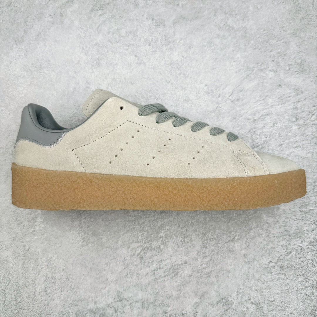 零售💰210 AD Originals StanSmith 史密斯绒面运动板鞋 平台爆款订单 Stan Smith Crepe 对 1965 年诞生的款式进行了别样演绎 鞋面采用柔软的棕褐色绒面革材料 鞋侧的穿孔形成了标志性三条纹 后跟贴片带有 “Stan Smith“ 字样 柔软的绒面革鞋面和绉胶外底为这款多功能鞋带来干净 优质的感觉 利落的剪裁 棕色外底完善了这款鞋的精致和多功能设计 柔软的麂皮鞋面 生胶外底和极简的配色 透露出简洁 高级的质感 尺码：36 36.5 37 38 38.5 39 40 40.5 41 42 42.5 43 44 44.5 45 编码：Aby2936010-运动鞋