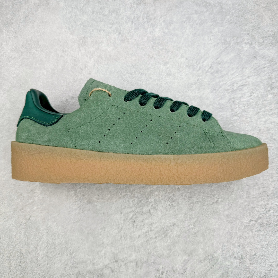 零售💰210 AD Originals StanSmith 史密斯绒面运动板鞋 平台爆款订单 Stan Smith Crepe 对 1965 年诞生的款式进行了别样演绎 鞋面采用柔软的棕褐色绒面革材料 鞋侧的穿孔形成了标志性三条纹 后跟贴片带有 “Stan Smith“ 字样 柔软的绒面革鞋面和绉胶外底为这款多功能鞋带来干净 优质的感觉 利落的剪裁 棕色外底完善了这款鞋的精致和多功能设计 柔软的麂皮鞋面 生胶外底和极简的配色 透露出简洁 高级的质感 尺码：36 36.5 37 38 38.5 39 40 40.5 41 42 42.5 43 44 44.5 45 编码：Aby2936010-运动鞋