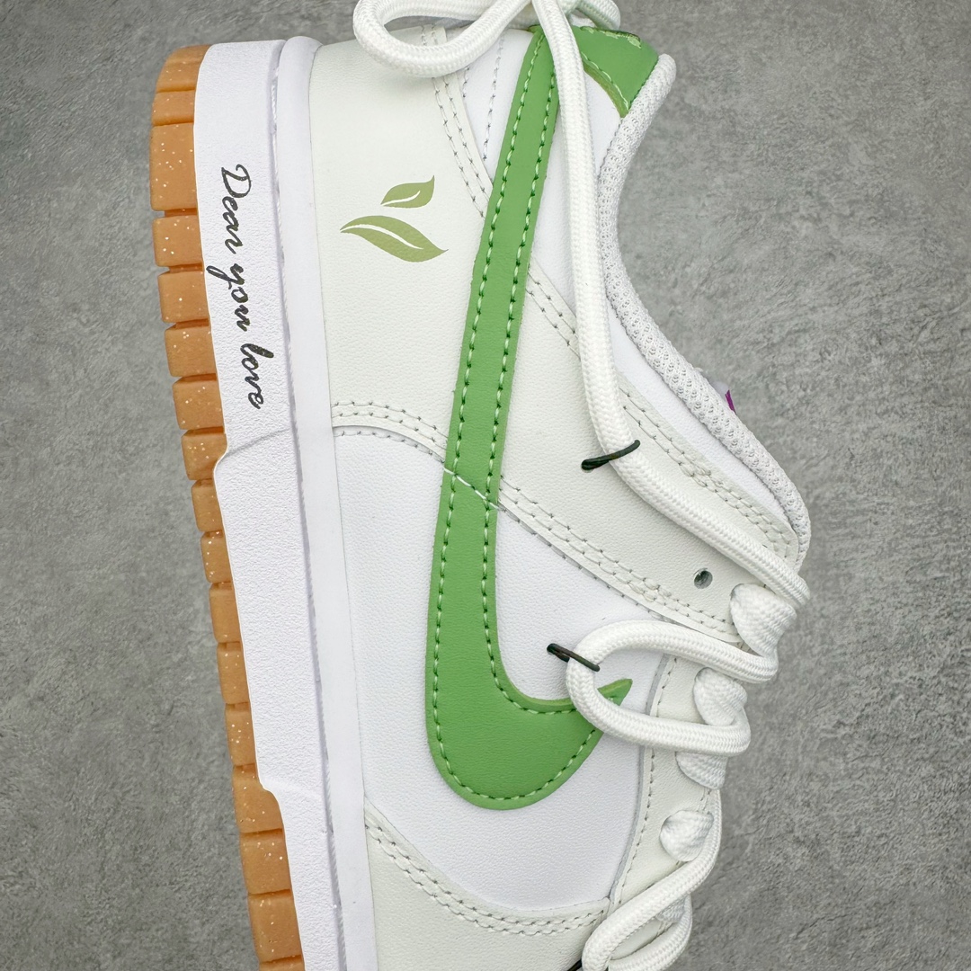 图片[6]-零售💰300 ＃YC纯原 NK Dunk Low 青提山茶 白绿 FD9922-151 定制系列天花板 无原鞋不开发 全系列得物原鞋一比一校对开发 配色持续更新中 终端对接 优势输出 全套原厂楦头原纸板数据档案倾力打造 原汁原味莞产 极致还原 圈内最强针车工艺 高端零售指定版 广东原厂配套原盒原标 鞋盒分三个尺码段 原厂冲刀 超高清洁度 全鞋零毛边皮料切割 采用原厂百宏鞋带以及原厂百宏织唛舌标 内标可供原厂几率过验 进口原装条纹中底布 四线拉帮白色点胶 原厂拉帮手法遵循公司 原厂电绣 极致还原 SIZE：35.5 36 36.5 37.5 38 38.5 39 40 40.5 41 42 42.5 43 44 44.5 45 46 47.5 编码：by3936000-运动鞋