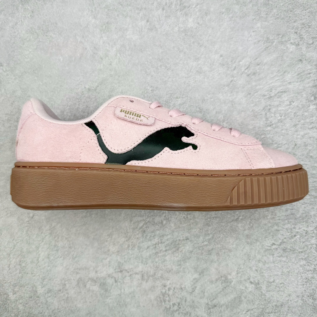 零售💰230 PUMA Suede Platform 彪马三明治厚底金标男女款复古休闲鞋增高运动鞋松糕跟板鞋 整双鞋款以经典的PUMA Suede鞋面为基底 采用高级麂皮材质打造 质感满载 鞋侧的金色烫印PUMA Logo引人瞩目 时尚有型 特色之一的加厚橡胶鞋底 让你默默长高3公分 以品牌经典的 Suede 为设计原型 耀眼奢华个性十足 超多明星、博主都在穿 尺码：36 36.5 37 37.5 38 38.5 39 40 40.5 41 42 42.5 43 44 45 编码：Sby2936030-运动鞋