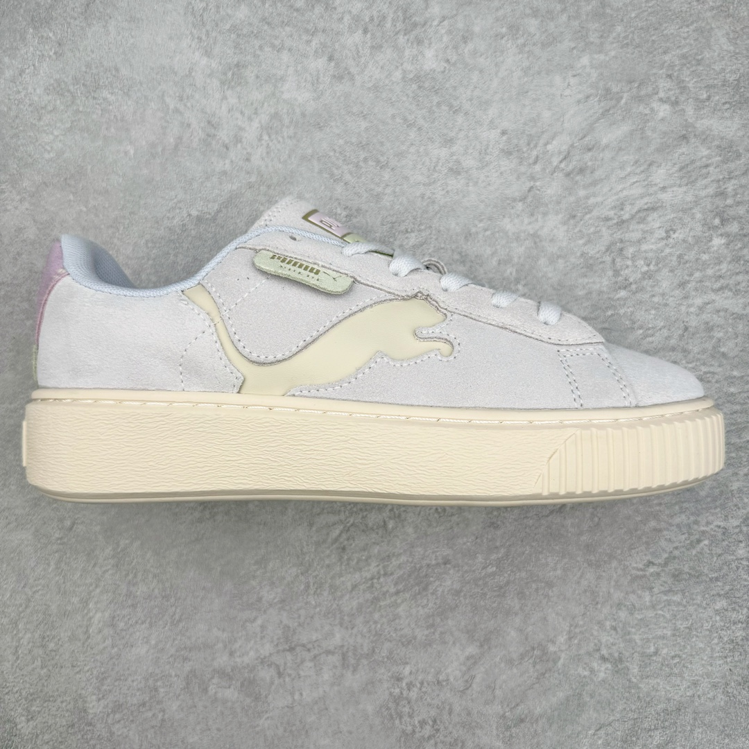 零售💰230 PUMA Suede Platform 彪马三明治厚底金标男女款复古休闲鞋增高运动鞋松糕跟板鞋 整双鞋款以经典的PUMA Suede鞋面为基底 采用高级麂皮材质打造 质感满载 鞋侧的金色烫印PUMA Logo引人瞩目 时尚有型 特色之一的加厚橡胶鞋底 让你默默长高3公分 以品牌经典的 Suede 为设计原型 耀眼奢华个性十足 超多明星、博主都在穿 尺码：36 36.5 37 37.5 38 38.5 39 40 40.5 41 42 42.5 43 44 45 编码：Sby2936030-运动鞋