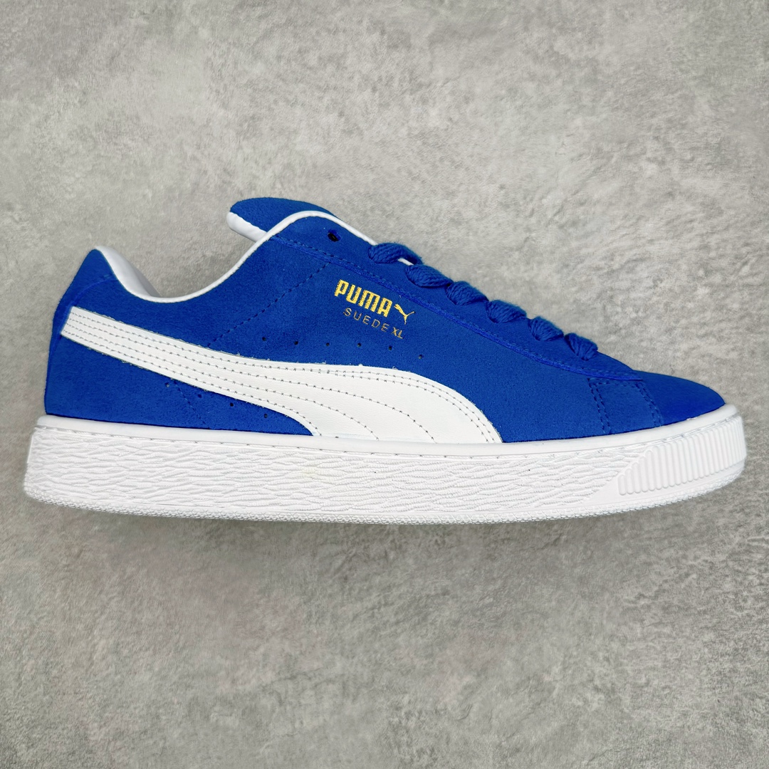 零售💰230 PUMA SUEDE XL 彪马新款面包鞋男女同款复古休闲板鞋 赠送一双鞋带 鞋身通体采用细腻的麂皮材质 厚实柔软 质感出众 鞋侧保留PUMA标志性跑道图案 侧面与后跟点缀金属色PUMA LOGO 兼具辨识度与细节感 加厚鞋垫、饱满鞋舌 搭配加宽扁形鞋带 使得穿着感更加贴合与舒适 值得一提的是 本季SUEDE XL鞋款以黑色、红色及蓝色最为瞩目 经典黑的配色 在低调之余可轻松驾驭任何潮流风格造型 而高饱和度的配色 则是当之无愧的早春出街利器。货号: 395205 尺码：36 37 37.5 38 38.5 39 40 40.5 41 42 42.5 43 44 45 编码：Sby2936030-运动鞋