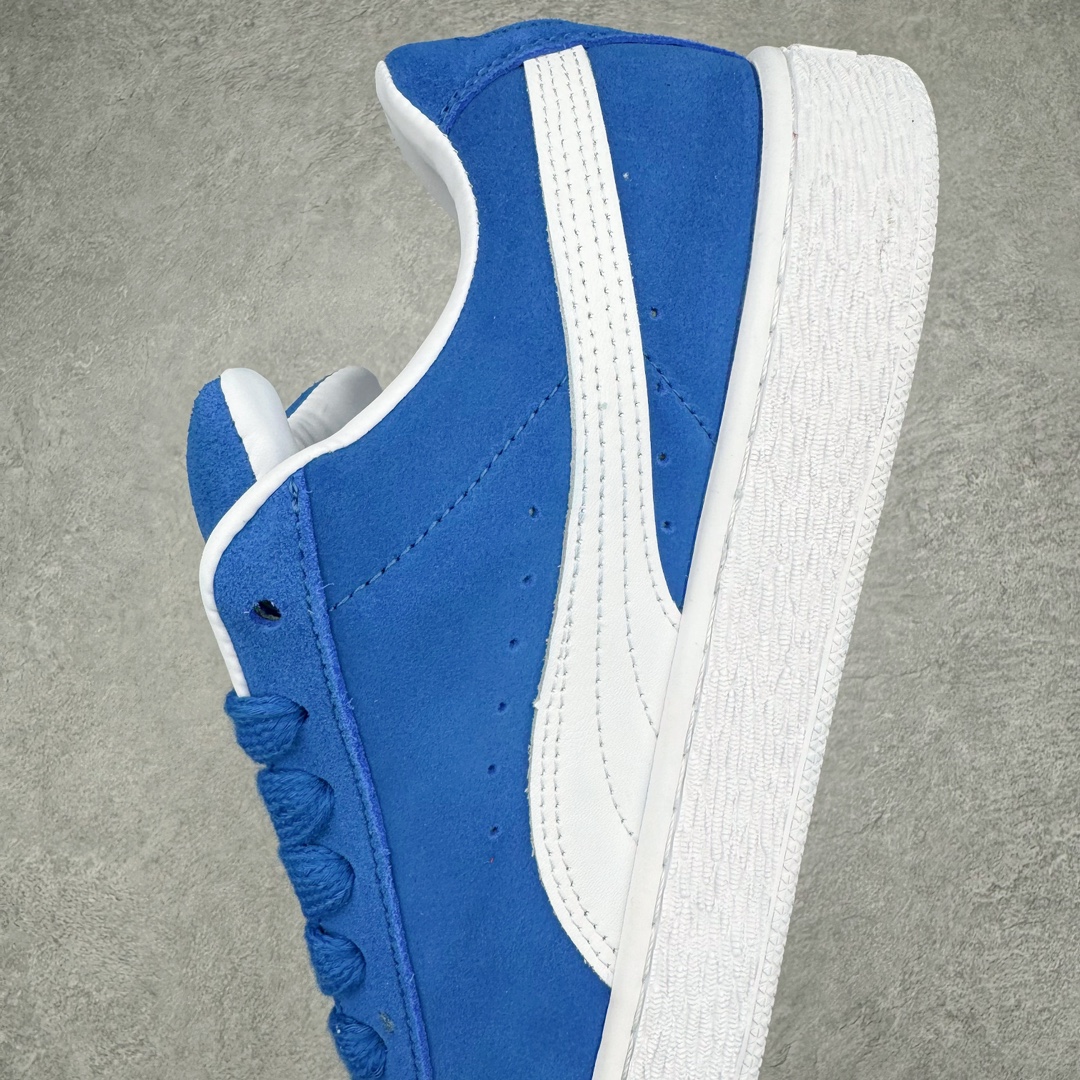 图片[7]-零售💰230 PUMA SUEDE XL 彪马新款面包鞋男女同款复古休闲板鞋 赠送一双鞋带 鞋身通体采用细腻的麂皮材质 厚实柔软 质感出众 鞋侧保留PUMA标志性跑道图案 侧面与后跟点缀金属色PUMA LOGO 兼具辨识度与细节感 加厚鞋垫、饱满鞋舌 搭配加宽扁形鞋带 使得穿着感更加贴合与舒适 值得一提的是 本季SUEDE XL鞋款以黑色、红色及蓝色最为瞩目 经典黑的配色 在低调之余可轻松驾驭任何潮流风格造型 而高饱和度的配色 则是当之无愧的早春出街利器。货号: 395205 尺码：36 37 37.5 38 38.5 39 40 40.5 41 42 42.5 43 44 45 编码：Sby2936030-运动鞋