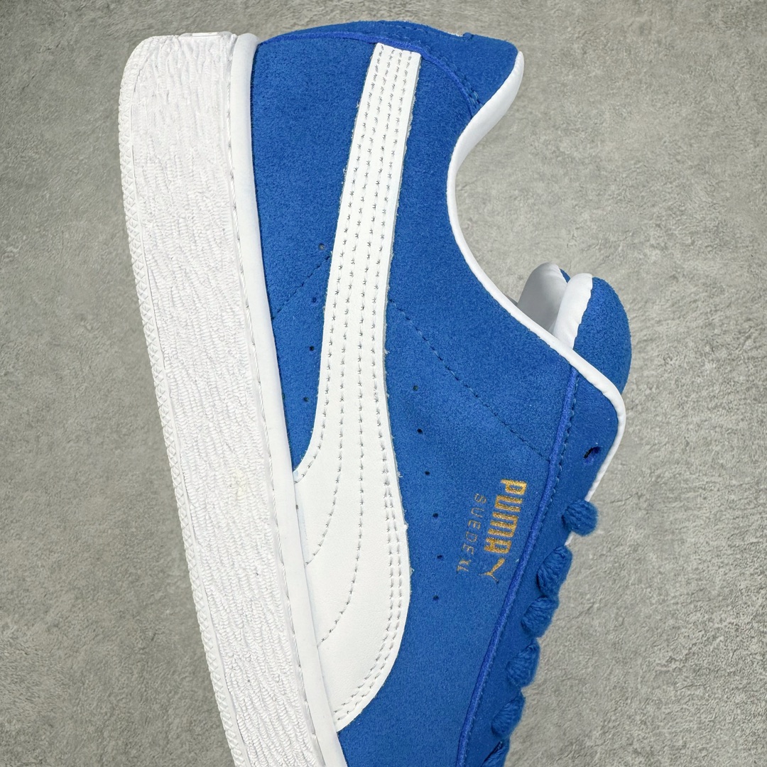 图片[6]-零售💰230 PUMA SUEDE XL 彪马新款面包鞋男女同款复古休闲板鞋 赠送一双鞋带 鞋身通体采用细腻的麂皮材质 厚实柔软 质感出众 鞋侧保留PUMA标志性跑道图案 侧面与后跟点缀金属色PUMA LOGO 兼具辨识度与细节感 加厚鞋垫、饱满鞋舌 搭配加宽扁形鞋带 使得穿着感更加贴合与舒适 值得一提的是 本季SUEDE XL鞋款以黑色、红色及蓝色最为瞩目 经典黑的配色 在低调之余可轻松驾驭任何潮流风格造型 而高饱和度的配色 则是当之无愧的早春出街利器。货号: 395205 尺码：36 37 37.5 38 38.5 39 40 40.5 41 42 42.5 43 44 45 编码：Sby2936030-运动鞋