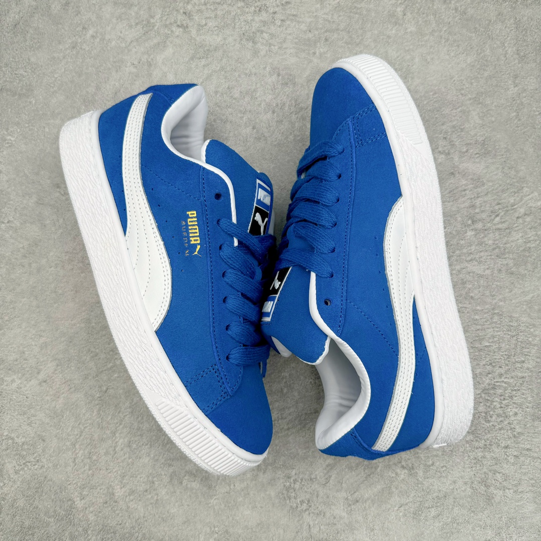 图片[3]-零售💰230 PUMA SUEDE XL 彪马新款面包鞋男女同款复古休闲板鞋 赠送一双鞋带 鞋身通体采用细腻的麂皮材质 厚实柔软 质感出众 鞋侧保留PUMA标志性跑道图案 侧面与后跟点缀金属色PUMA LOGO 兼具辨识度与细节感 加厚鞋垫、饱满鞋舌 搭配加宽扁形鞋带 使得穿着感更加贴合与舒适 值得一提的是 本季SUEDE XL鞋款以黑色、红色及蓝色最为瞩目 经典黑的配色 在低调之余可轻松驾驭任何潮流风格造型 而高饱和度的配色 则是当之无愧的早春出街利器。货号: 395205 尺码：36 37 37.5 38 38.5 39 40 40.5 41 42 42.5 43 44 45 编码：Sby2936030-运动鞋