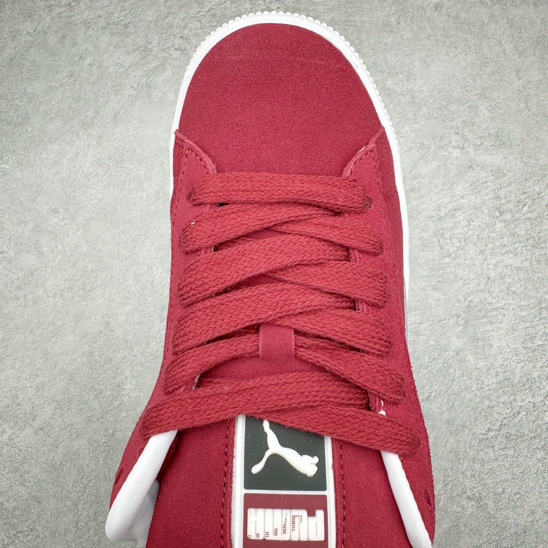 图片[4]-零售💰230 PUMA SUEDE XL 彪马新款面包鞋男女同款复古休闲板鞋 赠送一双鞋带 鞋身通体采用细腻的麂皮材质 厚实柔软 质感出众 鞋侧保留PUMA标志性跑道图案 侧面与后跟点缀金属色PUMA LOGO 兼具辨识度与细节感 加厚鞋垫、饱满鞋舌 搭配加宽扁形鞋带 使得穿着感更加贴合与舒适 值得一提的是 本季SUEDE XL鞋款以黑色、红色及蓝色最为瞩目 经典黑的配色 在低调之余可轻松驾驭任何潮流风格造型 而高饱和度的配色 则是当之无愧的早春出街利器。货号: 395205 尺码：36 37 37.5 38 38.5 39 40 40.5 41 42 42.5 43 44 45 编码：Sby2936030-运动鞋