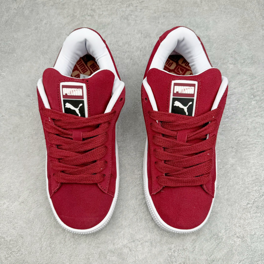 图片[2]-零售💰230 PUMA SUEDE XL 彪马新款面包鞋男女同款复古休闲板鞋 赠送一双鞋带 鞋身通体采用细腻的麂皮材质 厚实柔软 质感出众 鞋侧保留PUMA标志性跑道图案 侧面与后跟点缀金属色PUMA LOGO 兼具辨识度与细节感 加厚鞋垫、饱满鞋舌 搭配加宽扁形鞋带 使得穿着感更加贴合与舒适 值得一提的是 本季SUEDE XL鞋款以黑色、红色及蓝色最为瞩目 经典黑的配色 在低调之余可轻松驾驭任何潮流风格造型 而高饱和度的配色 则是当之无愧的早春出街利器。货号: 395205 尺码：36 37 37.5 38 38.5 39 40 40.5 41 42 42.5 43 44 45 编码：Sby2936030-运动鞋