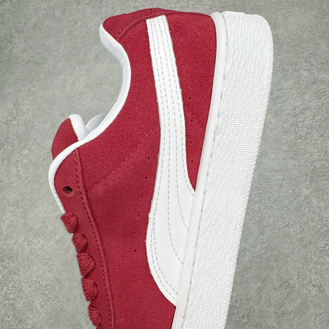 图片[7]-零售💰230 PUMA SUEDE XL 彪马新款面包鞋男女同款复古休闲板鞋 赠送一双鞋带 鞋身通体采用细腻的麂皮材质 厚实柔软 质感出众 鞋侧保留PUMA标志性跑道图案 侧面与后跟点缀金属色PUMA LOGO 兼具辨识度与细节感 加厚鞋垫、饱满鞋舌 搭配加宽扁形鞋带 使得穿着感更加贴合与舒适 值得一提的是 本季SUEDE XL鞋款以黑色、红色及蓝色最为瞩目 经典黑的配色 在低调之余可轻松驾驭任何潮流风格造型 而高饱和度的配色 则是当之无愧的早春出街利器。货号: 395205 尺码：36 37 37.5 38 38.5 39 40 40.5 41 42 42.5 43 44 45 编码：Sby2936030-运动鞋