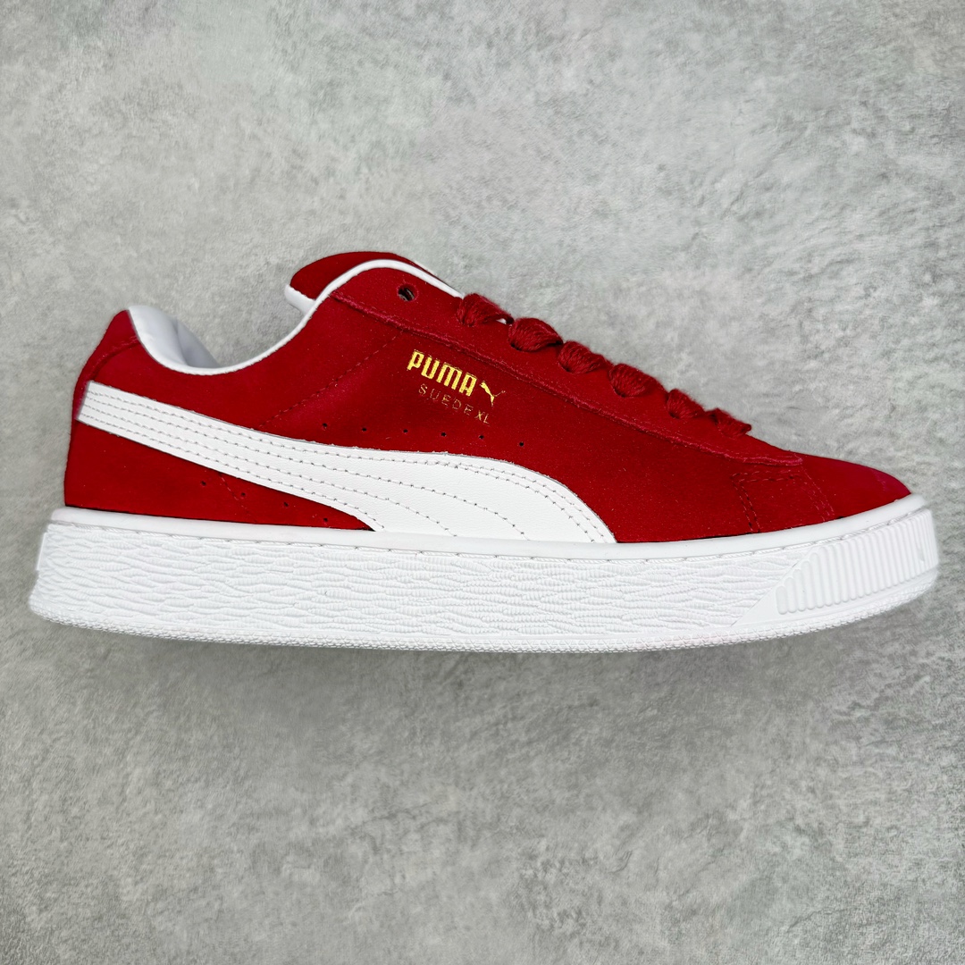 零售💰230 PUMA SUEDE XL 彪马新款面包鞋男女同款复古休闲板鞋 赠送一双鞋带 鞋身通体采用细腻的麂皮材质 厚实柔软 质感出众 鞋侧保留PUMA标志性跑道图案 侧面与后跟点缀金属色PUMA LOGO 兼具辨识度与细节感 加厚鞋垫、饱满鞋舌 搭配加宽扁形鞋带 使得穿着感更加贴合与舒适 值得一提的是 本季SUEDE XL鞋款以黑色、红色及蓝色最为瞩目 经典黑的配色 在低调之余可轻松驾驭任何潮流风格造型 而高饱和度的配色 则是当之无愧的早春出街利器。货号: 395205 尺码：36 37 37.5 38 38.5 39 40 40.5 41 42 42.5 43 44 45 编码：Sby2936030-运动鞋