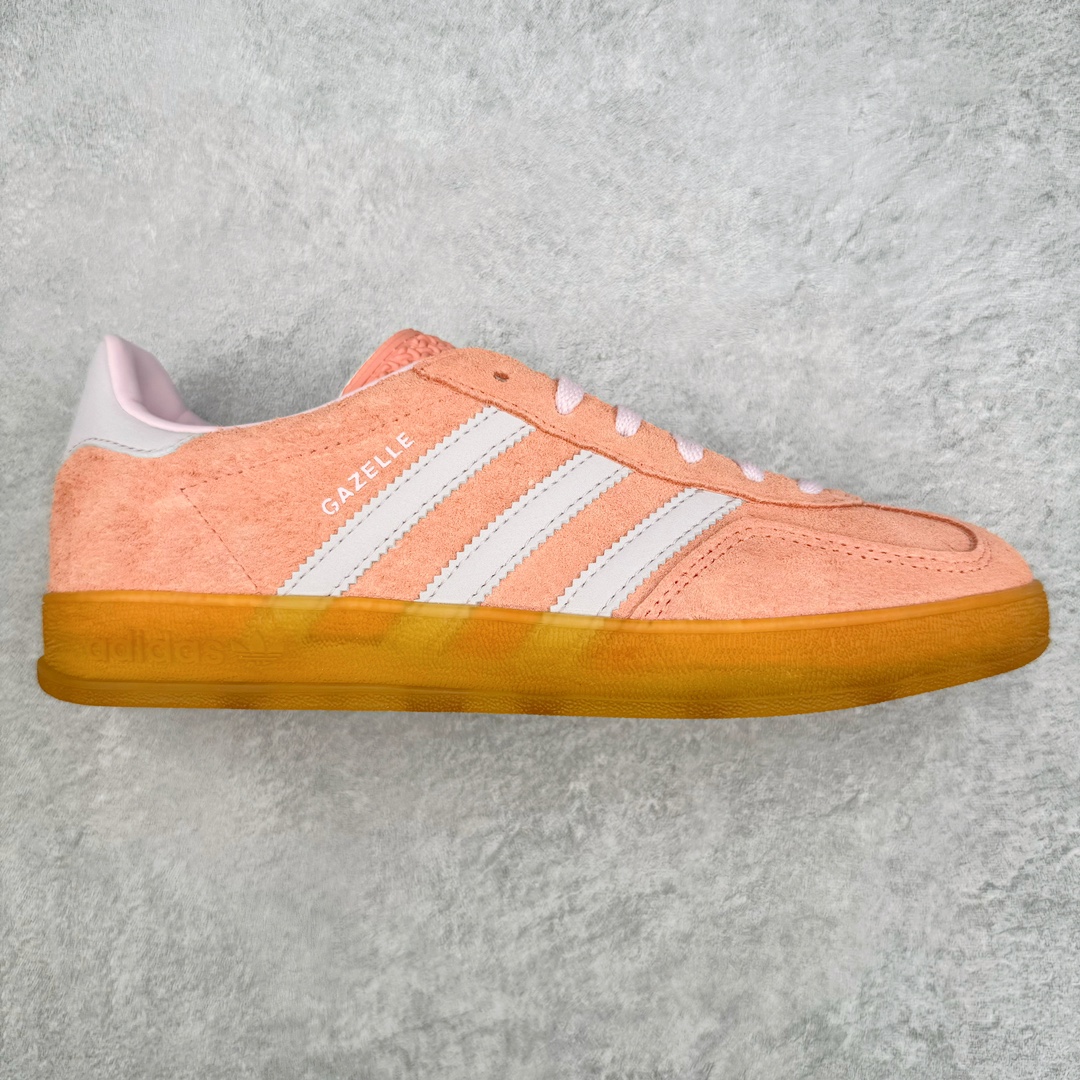 图片[6]-＃CS纯原 AD Original Gazelle Indoor Trainers 瞪羚室内鞋系列低帮复古百搭休闲运动德训风板鞋 高端零售特供批次 原厂定制长毛翻毛皮组合环保纤维革鞋面材质 内置环保海玻璃鞋垫 外置RB橡胶大底 产品品控稳定性领先行业 原厂全套原楦原纸板冲刀磨具开发 原厂皮料加持 原厂港宝加持定型后跟R度完美 将复古进行到底 简约流畅 三十年不变经典 这款Gazelle运动鞋 无论面料、配色、质感或设计 都只在重现其1991年原款的经典 皮革鞋面 撞色三条纹和鞋跟标的设计 力求呈现90年代的经典复古风潮 Samba火热的同时 也带动了其它的复古鞋型 Gazelle便是其中一只 Gazelle Indoor拥有包边更宽的T字型鞋头 更好的保护运动员的前掌 浓浓的复古氛围感 非常适合现在流行的Cleanfit风格 尺码：35.5 36 36.5 37.5 38 38.5 39 40 40.5 41 42 42.5 43 44 44.5 45 46-选品中心
