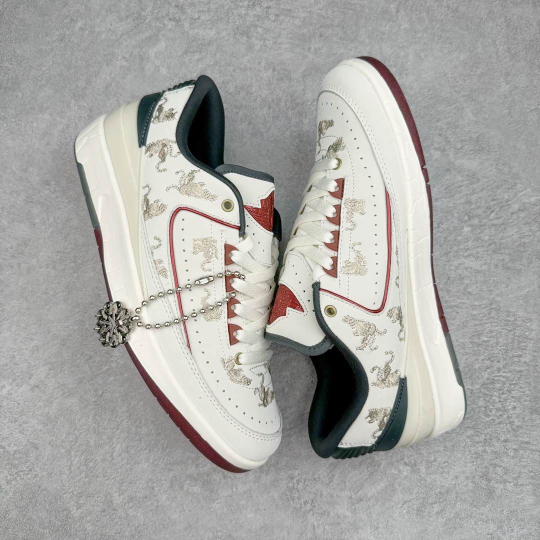 图片[3]-零售💰320 Air Jordan 2 Low Retro\”Year of the Dragon\”迈克尔·乔丹AJ2代系列低帮复古休闲运动文化篮球鞋 FJ3468-100 甲辰龙年，出彩开年。设计灵感源自中国十二生肖中唯一一种带有神话色彩的动物，以节日配色结合金色细节彰显优雅格调。此鞋款仅发售 2024 双，每双球鞋的鞋舌上都自带独特编号。此外，每双鞋都随附一个红包，内含寓示好运连连的 Jumpman Logo吊饰。别忘了解锁这个隐藏彩蛋！尺码：36 36.5 37.5 38 38 38.5 39 40 40.5 41 42 42.5 43 44 44.5 45 46 编码：Bby3936020-运动鞋