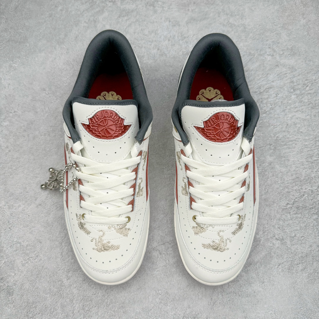 图片[2]-零售💰320 Air Jordan 2 Low Retro\”Year of the Dragon\”迈克尔·乔丹AJ2代系列低帮复古休闲运动文化篮球鞋 FJ3468-100 甲辰龙年，出彩开年。设计灵感源自中国十二生肖中唯一一种带有神话色彩的动物，以节日配色结合金色细节彰显优雅格调。此鞋款仅发售 2024 双，每双球鞋的鞋舌上都自带独特编号。此外，每双鞋都随附一个红包，内含寓示好运连连的 Jumpman Logo吊饰。别忘了解锁这个隐藏彩蛋！尺码：36 36.5 37.5 38 38 38.5 39 40 40.5 41 42 42.5 43 44 44.5 45 46 编码：Bby3936020-运动鞋