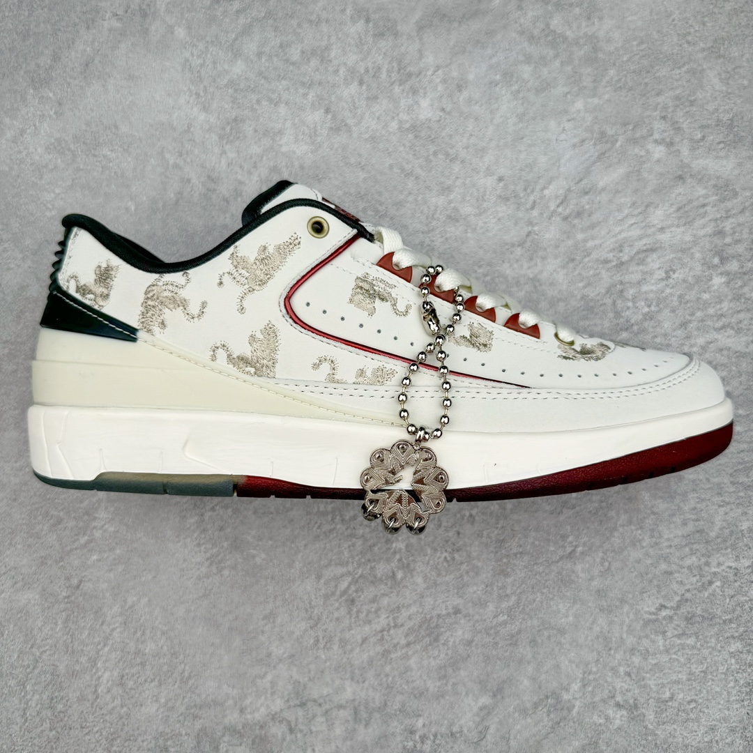 零售💰320 Air Jordan 2 Low Retro\”Year of the Dragon\”迈克尔·乔丹AJ2代系列低帮复古休闲运动文化篮球鞋 FJ3468-100 甲辰龙年，出彩开年。设计灵感源自中国十二生肖中唯一一种带有神话色彩的动物，以节日配色结合金色细节彰显优雅格调。此鞋款仅发售 2024 双，每双球鞋的鞋舌上都自带独特编号。此外，每双鞋都随附一个红包，内含寓示好运连连的 Jumpman Logo吊饰。别忘了解锁这个隐藏彩蛋！尺码：36 36.5 37.5 38 38 38.5 39 40 40.5 41 42 42.5 43 44 44.5 45 46 编码：Bby3936020-运动鞋