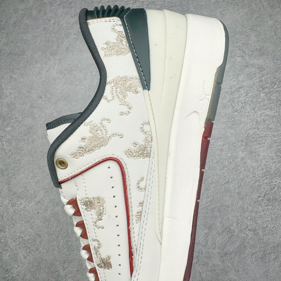 图片[7]-零售💰320 Air Jordan 2 Low Retro\”Year of the Dragon\”迈克尔·乔丹AJ2代系列低帮复古休闲运动文化篮球鞋 FJ3468-100 甲辰龙年，出彩开年。设计灵感源自中国十二生肖中唯一一种带有神话色彩的动物，以节日配色结合金色细节彰显优雅格调。此鞋款仅发售 2024 双，每双球鞋的鞋舌上都自带独特编号。此外，每双鞋都随附一个红包，内含寓示好运连连的 Jumpman Logo吊饰。别忘了解锁这个隐藏彩蛋！尺码：36 36.5 37.5 38 38 38.5 39 40 40.5 41 42 42.5 43 44 44.5 45 46 编码：Bby3936020-运动鞋