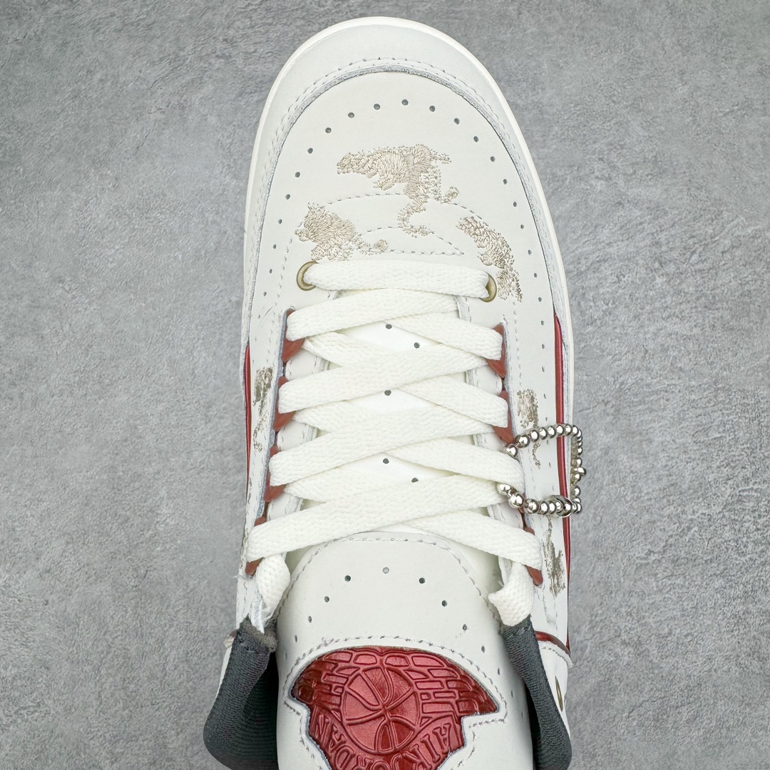 图片[4]-零售💰320 Air Jordan 2 Low Retro\”Year of the Dragon\”迈克尔·乔丹AJ2代系列低帮复古休闲运动文化篮球鞋 FJ3468-100 甲辰龙年，出彩开年。设计灵感源自中国十二生肖中唯一一种带有神话色彩的动物，以节日配色结合金色细节彰显优雅格调。此鞋款仅发售 2024 双，每双球鞋的鞋舌上都自带独特编号。此外，每双鞋都随附一个红包，内含寓示好运连连的 Jumpman Logo吊饰。别忘了解锁这个隐藏彩蛋！尺码：36 36.5 37.5 38 38 38.5 39 40 40.5 41 42 42.5 43 44 44.5 45 46 编码：Bby3936020-运动鞋