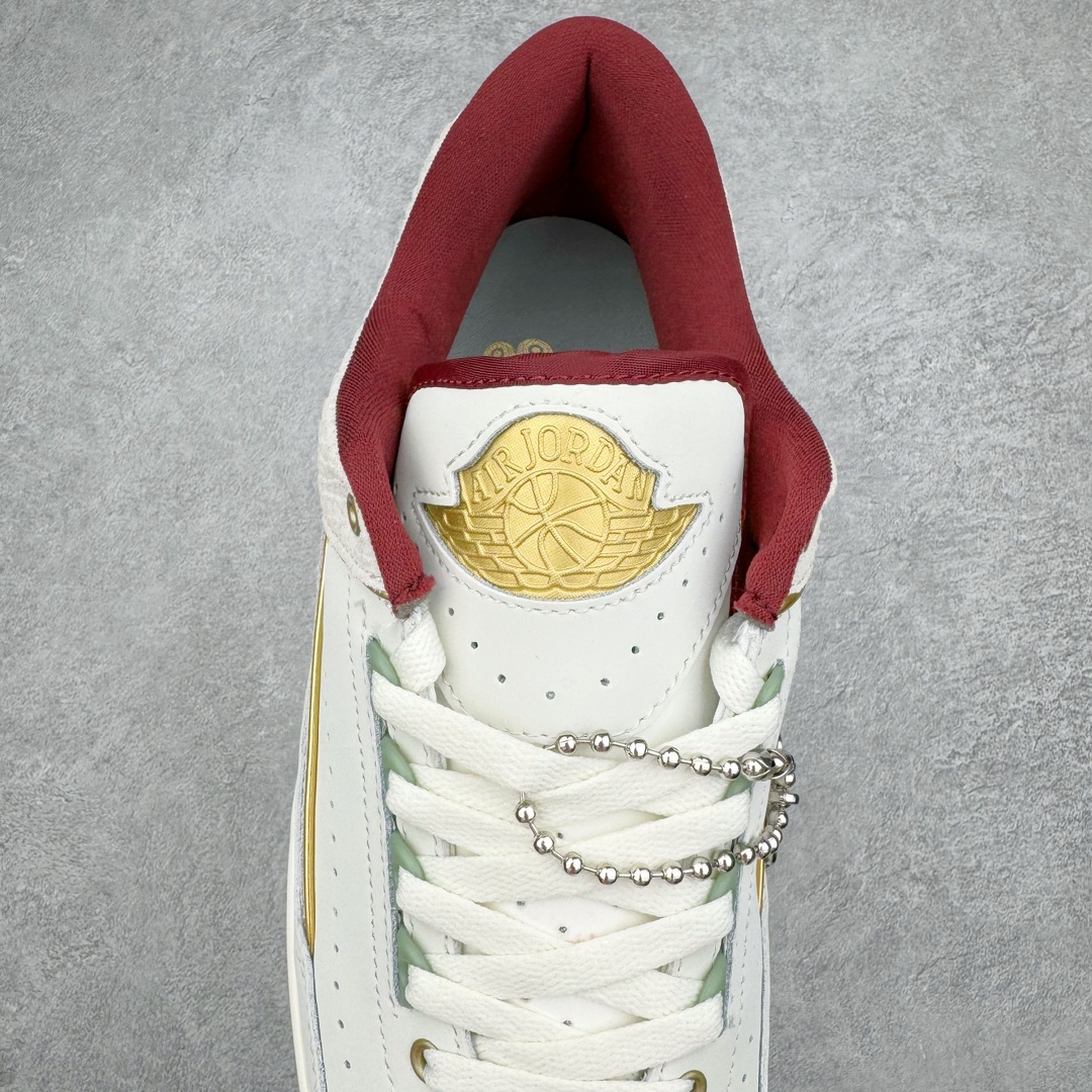 图片[5]-零售💰320 Air Jordan 2 Low Retro\”Year of the Dragon\”迈克尔·乔丹AJ2代系列低帮复古休闲运动文化篮球鞋 FJ5736-100 甲辰龙年，出彩开年。设计灵感源自中国十二生肖中唯一一种带有神话色彩的动物，以节日配色结合金色细节彰显优雅格调。此鞋款仅发售 2024 双，每双球鞋的鞋舌上都自带独特编号。此外，每双鞋都随附一个红包，内含寓示好运连连的 Jumpman Logo吊饰。别忘了解锁这个隐藏彩蛋！尺码：36 36.5 37.5 38 38 38.5 39 40 40.5 41 42 42.5 43 44 44.5 45 46 编码：Bby3936020-运动鞋