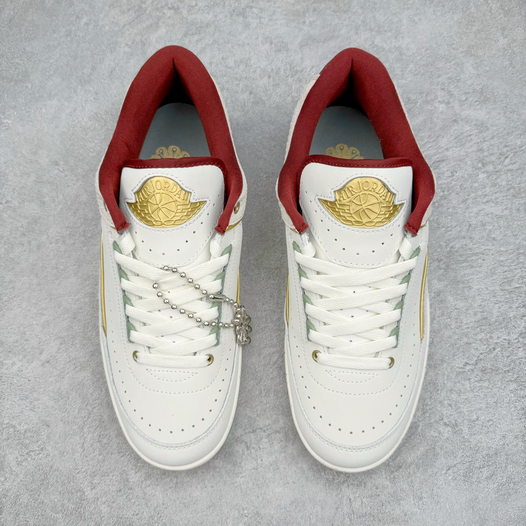 图片[2]-零售💰320 Air Jordan 2 Low Retro\”Year of the Dragon\”迈克尔·乔丹AJ2代系列低帮复古休闲运动文化篮球鞋 FJ5736-100 甲辰龙年，出彩开年。设计灵感源自中国十二生肖中唯一一种带有神话色彩的动物，以节日配色结合金色细节彰显优雅格调。此鞋款仅发售 2024 双，每双球鞋的鞋舌上都自带独特编号。此外，每双鞋都随附一个红包，内含寓示好运连连的 Jumpman Logo吊饰。别忘了解锁这个隐藏彩蛋！尺码：36 36.5 37.5 38 38 38.5 39 40 40.5 41 42 42.5 43 44 44.5 45 46 编码：Bby3936020-运动鞋