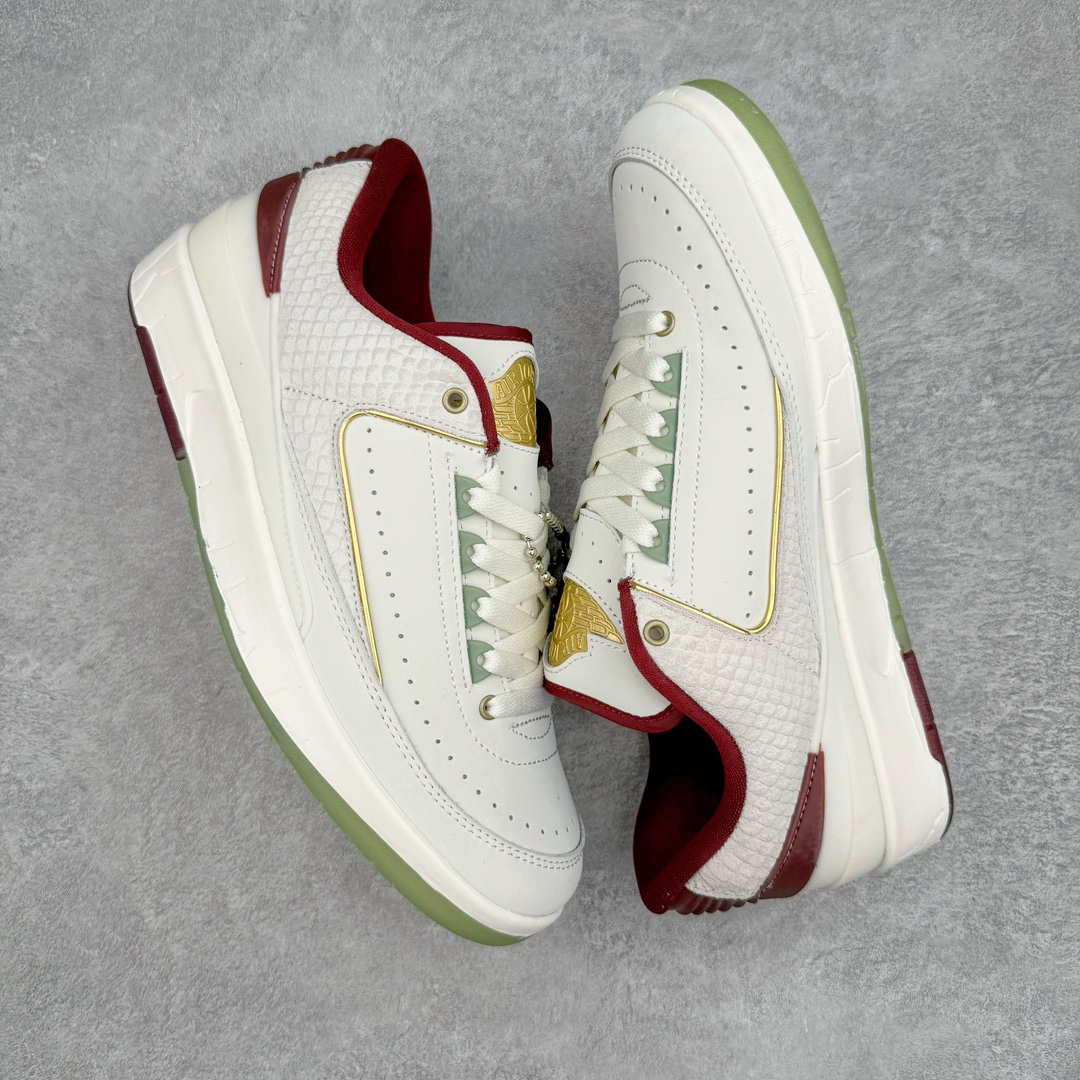 图片[3]-零售💰320 Air Jordan 2 Low Retro\”Year of the Dragon\”迈克尔·乔丹AJ2代系列低帮复古休闲运动文化篮球鞋 FJ5736-100 甲辰龙年，出彩开年。设计灵感源自中国十二生肖中唯一一种带有神话色彩的动物，以节日配色结合金色细节彰显优雅格调。此鞋款仅发售 2024 双，每双球鞋的鞋舌上都自带独特编号。此外，每双鞋都随附一个红包，内含寓示好运连连的 Jumpman Logo吊饰。别忘了解锁这个隐藏彩蛋！尺码：36 36.5 37.5 38 38 38.5 39 40 40.5 41 42 42.5 43 44 44.5 45 46 编码：Bby3936020-运动鞋