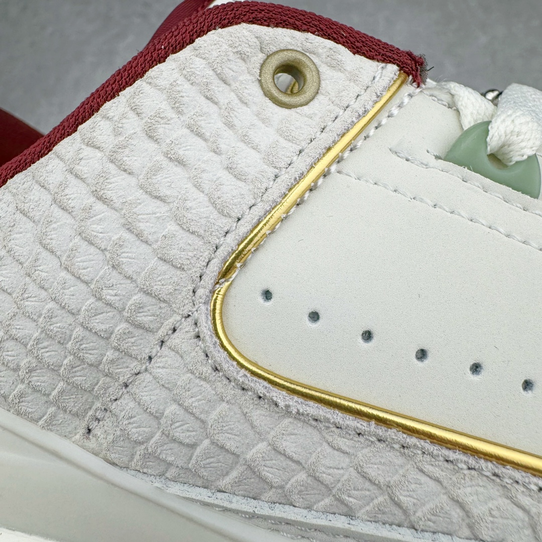 图片[10]-零售💰320 Air Jordan 2 Low Retro\”Year of the Dragon\”迈克尔·乔丹AJ2代系列低帮复古休闲运动文化篮球鞋 FJ5736-100 甲辰龙年，出彩开年。设计灵感源自中国十二生肖中唯一一种带有神话色彩的动物，以节日配色结合金色细节彰显优雅格调。此鞋款仅发售 2024 双，每双球鞋的鞋舌上都自带独特编号。此外，每双鞋都随附一个红包，内含寓示好运连连的 Jumpman Logo吊饰。别忘了解锁这个隐藏彩蛋！尺码：36 36.5 37.5 38 38 38.5 39 40 40.5 41 42 42.5 43 44 44.5 45 46 编码：Bby3936020-运动鞋