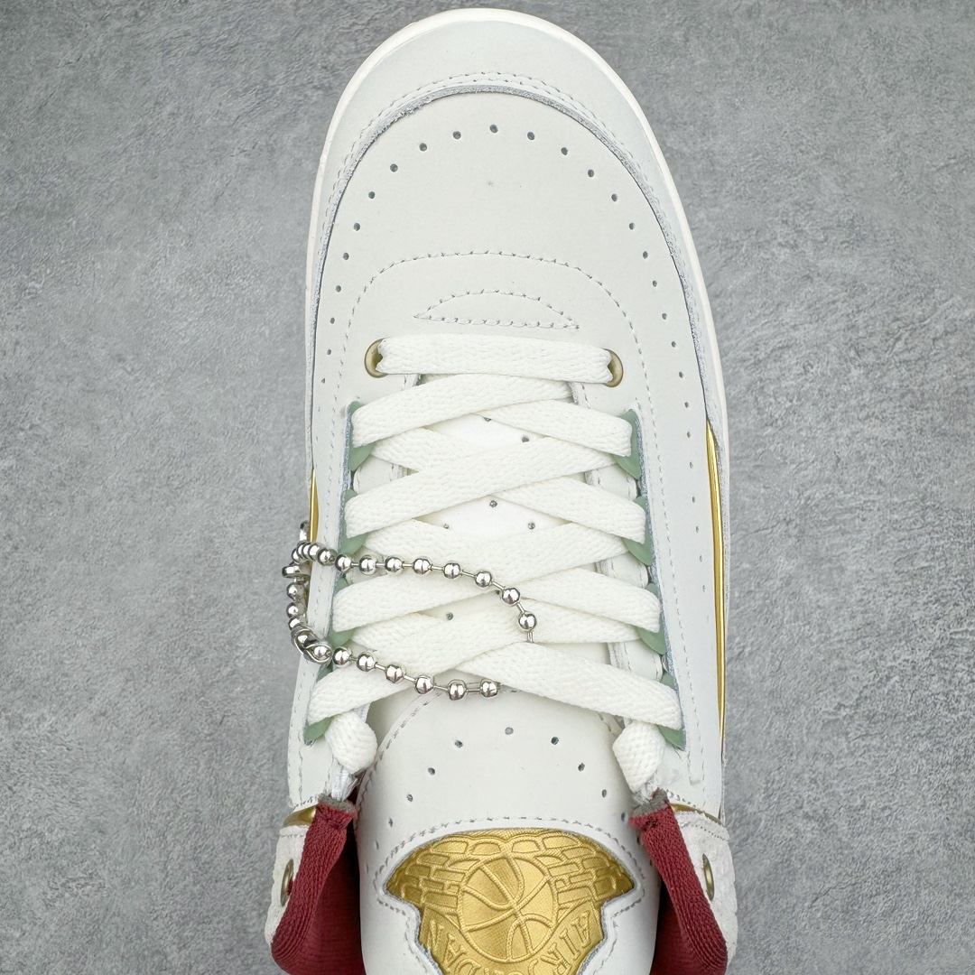 图片[4]-零售💰320 Air Jordan 2 Low Retro\”Year of the Dragon\”迈克尔·乔丹AJ2代系列低帮复古休闲运动文化篮球鞋 FJ5736-100 甲辰龙年，出彩开年。设计灵感源自中国十二生肖中唯一一种带有神话色彩的动物，以节日配色结合金色细节彰显优雅格调。此鞋款仅发售 2024 双，每双球鞋的鞋舌上都自带独特编号。此外，每双鞋都随附一个红包，内含寓示好运连连的 Jumpman Logo吊饰。别忘了解锁这个隐藏彩蛋！尺码：36 36.5 37.5 38 38 38.5 39 40 40.5 41 42 42.5 43 44 44.5 45 46 编码：Bby3936020-运动鞋