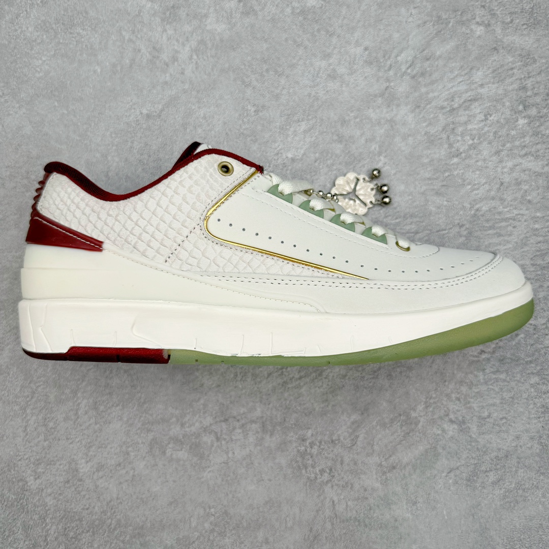 零售💰320 Air Jordan 2 Low Retro\”Year of the Dragon\”迈克尔·乔丹AJ2代系列低帮复古休闲运动文化篮球鞋 FJ5736-100 甲辰龙年，出彩开年。设计灵感源自中国十二生肖中唯一一种带有神话色彩的动物，以节日配色结合金色细节彰显优雅格调。此鞋款仅发售 2024 双，每双球鞋的鞋舌上都自带独特编号。此外，每双鞋都随附一个红包，内含寓示好运连连的 Jumpman Logo吊饰。别忘了解锁这个隐藏彩蛋！尺码：36 36.5 37.5 38 38 38.5 39 40 40.5 41 42 42.5 43 44 44.5 45 46 编码：Bby3936020-运动鞋