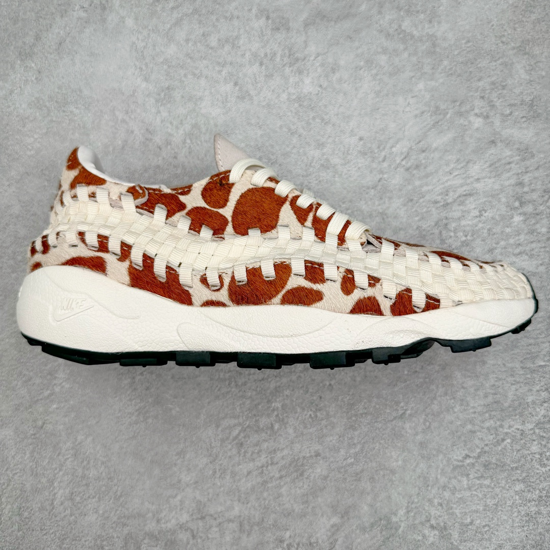 零售💰320 ＃B版纯原 NK Air Footscape Woven 足部编织系列低帮户外风休闲运动慢跑鞋 FB1959-100 NK Woven 编织设计一直是潮流圈玩家格外青睐的独特元素 依然还是那个熟悉的感觉，在阔别街头多年之后，它的再度回归，无疑为大家的潮流穿搭又将带来新的选择。舒适经典鞋款，耀眼回归。Footscape 选用加宽鞋头和鞋外侧鞋带，提供另类的自然畅动贴合度。不对称梭织细节具有双重功能，既可点缀柔软的麂皮鞋面，又可增添足部包覆感。内部配有超柔软泡棉中底和鞋跟 Nike Air 缓震设计。舒适脚感，让你一穿上就讚叹不已。尺码：40 40.5 41 42 42.5 43 44 44.5 45 编码：Bby3936020-运动鞋