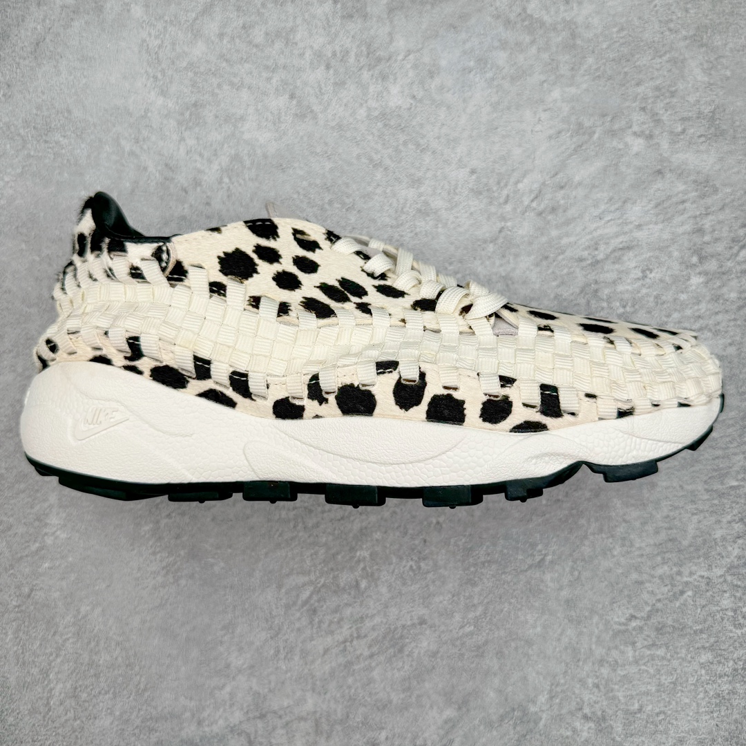 零售💰320 ＃B版纯原 NK Air Footscape Woven 足部编织系列低帮户外风休闲运动慢跑鞋 FB1959-102 NK Woven 编织设计一直是潮流圈玩家格外青睐的独特元素 依然还是那个熟悉的感觉，在阔别街头多年之后，它的再度回归，无疑为大家的潮流穿搭又将带来新的选择。舒适经典鞋款，耀眼回归。Footscape 选用加宽鞋头和鞋外侧鞋带，提供另类的自然畅动贴合度。不对称梭织细节具有双重功能，既可点缀柔软的麂皮鞋面，又可增添足部包覆感。内部配有超柔软泡棉中底和鞋跟 Nike Air 缓震设计。舒适脚感，让你一穿上就讚叹不已。尺码：40 40.5 41 42 42.5 43 44 44.5 45 编码：Bby3936020-运动鞋