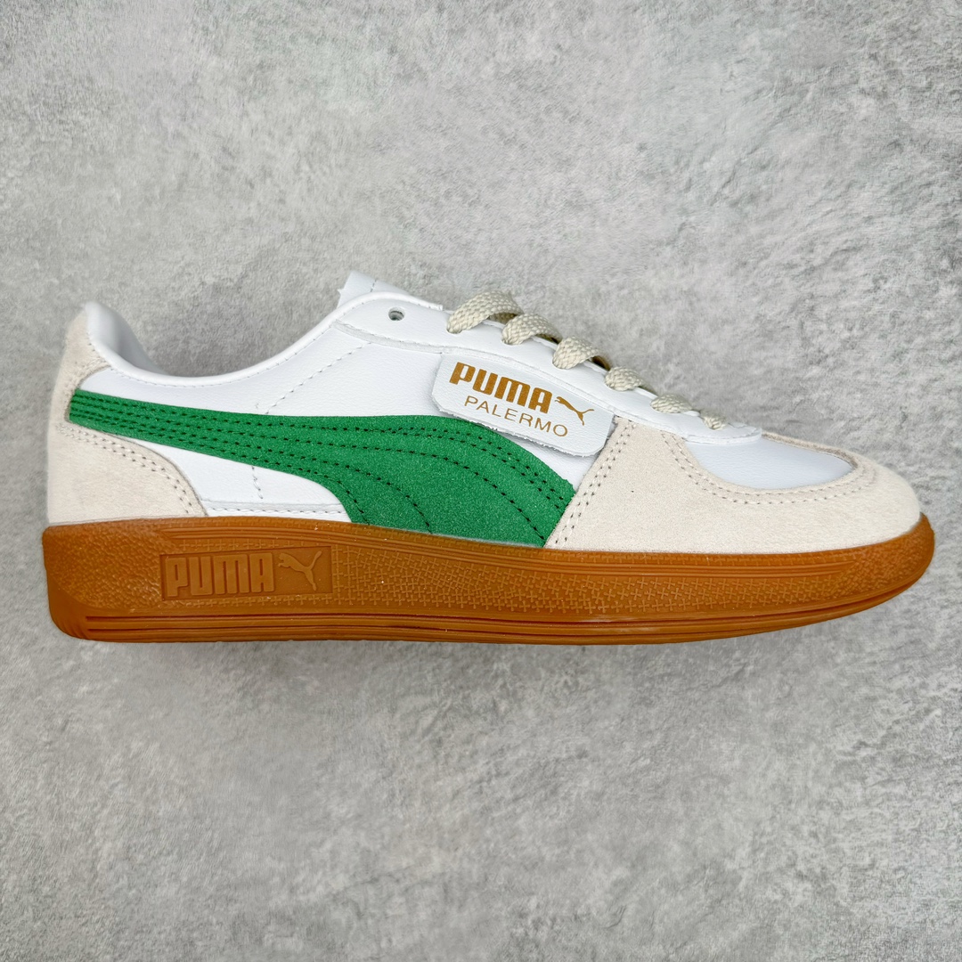 零售💰210 PUMA Palermo Leather 彪马巴勒莫系列低帮德训风拼接皮革复古百搭休闲运动板鞋 位于西西里西北部、濒临地中海，是西西里岛屿的首府——巴勒莫（PALERMO），拥有超过 2700 年历史，凭借丰富的欧洲历史建筑群、舒适的气候、无与伦比的海滨景色与深厚的人文历史瑰宝，承载意大利南部写意的生活方式，成为最让人向往的世界地标之一（上面《教父 3》的取景地正位于巴勒莫）。除了让艺术家、电影导演心驰神往，在时尚潮流界同样有钟情于这片梦幻乐土的名字，我说的，正是 PUMA PALERMO。PUMA PALERMO，捕捉以巴勒莫为代表的意大利南部风土人情，将热情洋溢的意式人文、自在惬意的生活方式注入这款德训鞋型，80 年代诞生起就是 PUMA 明星球鞋之一。今天，我想借着PUMA PALERMO 几款全新鲜活配色登场的机会，打造一个「咖啡系穿搭」特辑，不妨跟着我，与 PUMA PALERMO 一起感受意式风情与德训球鞋的完美碰撞！尺码：35 36 37 37.5 38 38.5 39 40 40.5 41 42 42.5 43 44 45 编码：Hby2936010-运动鞋