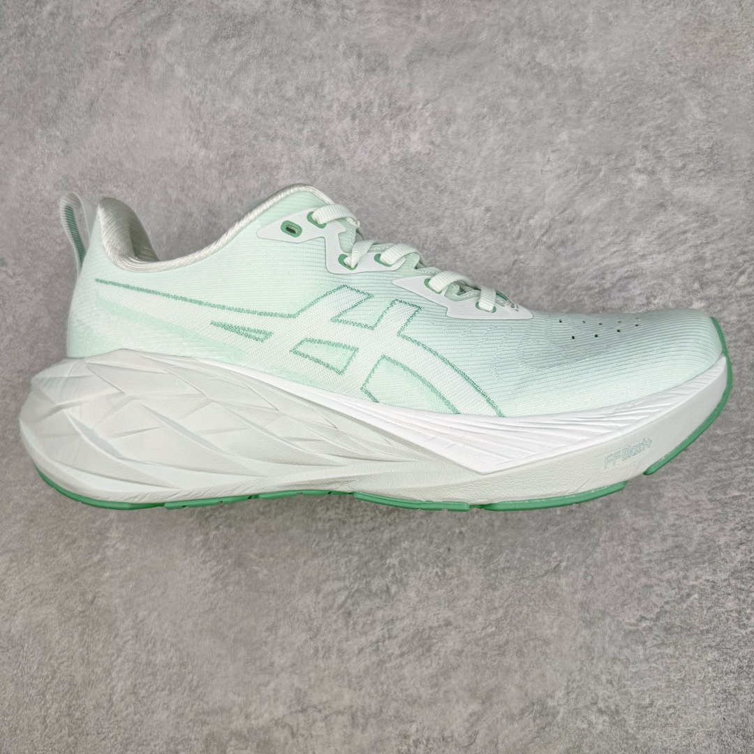 零售💰250 ASICS NOVABLAST 4 亚瑟士舒适缓震跑鞋 鞋面从NOVABLAST 3的工程网眼升级为一片式轻量编织设计 提升了跑鞋的透气性 并配备结构鞋舌 进一步提升透气性的同时减少鞋舌滑动 从而实现更好的包裹感 后跟结构也是亮点之一 不仅提升了稳定性 还能给跑者提供更强支撑 上脚舒适度非常明显 无论如何跑跳晃动 双脚都被包裹的非常服帖舒适 同时前脚掌有足够空间 中足又很贴合 后跟高度和弧度也都非常舒适 从NOVABLAST 4 采用全新FF BLAST PLUS ECO轻量高能回弹泡棉材料 这是一种超过20%的生物基可再生资源 在带给跑者更舒适体验同时助力减轻环境负担 值得关注的是NOVABLAST 4将成为该系列首款贴有CO2e标签的鞋款 以进一步严格贯彻ASICS亚瑟士的可持续发展理念 大底采用了低密度设计的AHAR LO 更大程度增强鞋款耐磨性 提升使用寿命 外底液采用了全新设计 其灵感来源于植物的斐波那契螺旋叶片图案 独特的几何纹路使新一代鞋款的外观更具标志性 中底和大底设计都是为了让跑者获得更大的能量反馈 更强的回弹性 在跑步过程中轻弹畅跑 看配置就能感受到NOVABLAST 4 的优势 高回弹、高缓震、且耐用的综合长跑训练鞋 尺码：36 37 38 39 39.5 40 40.5 41.5 42 42.5 43.5 44 45 编码：Sby2936050-运动鞋