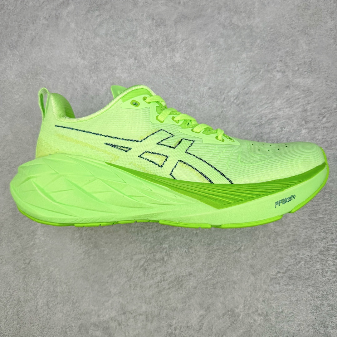 零售💰250 ASICS NOVABLAST 4 亚瑟士舒适缓震跑鞋 鞋面从NOVABLAST 3的工程网眼升级为一片式轻量编织设计 提升了跑鞋的透气性 并配备结构鞋舌 进一步提升透气性的同时减少鞋舌滑动 从而实现更好的包裹感 后跟结构也是亮点之一 不仅提升了稳定性 还能给跑者提供更强支撑 上脚舒适度非常明显 无论如何跑跳晃动 双脚都被包裹的非常服帖舒适 同时前脚掌有足够空间 中足又很贴合 后跟高度和弧度也都非常舒适 从NOVABLAST 4 采用全新FF BLAST PLUS ECO轻量高能回弹泡棉材料 这是一种超过20%的生物基可再生资源 在带给跑者更舒适体验同时助力减轻环境负担 值得关注的是NOVABLAST 4将成为该系列首款贴有CO2e标签的鞋款 以进一步严格贯彻ASICS亚瑟士的可持续发展理念 大底采用了低密度设计的AHAR LO 更大程度增强鞋款耐磨性 提升使用寿命 外底液采用了全新设计 其灵感来源于植物的斐波那契螺旋叶片图案 独特的几何纹路使新一代鞋款的外观更具标志性 中底和大底设计都是为了让跑者获得更大的能量反馈 更强的回弹性 在跑步过程中轻弹畅跑 看配置就能感受到NOVABLAST 4 的优势 高回弹、高缓震、且耐用的综合长跑训练鞋 尺码：36 37 38 39 39.5 40 40.5 41.5 42 42.5 43.5 44 45 编码：Sby2936050-运动鞋