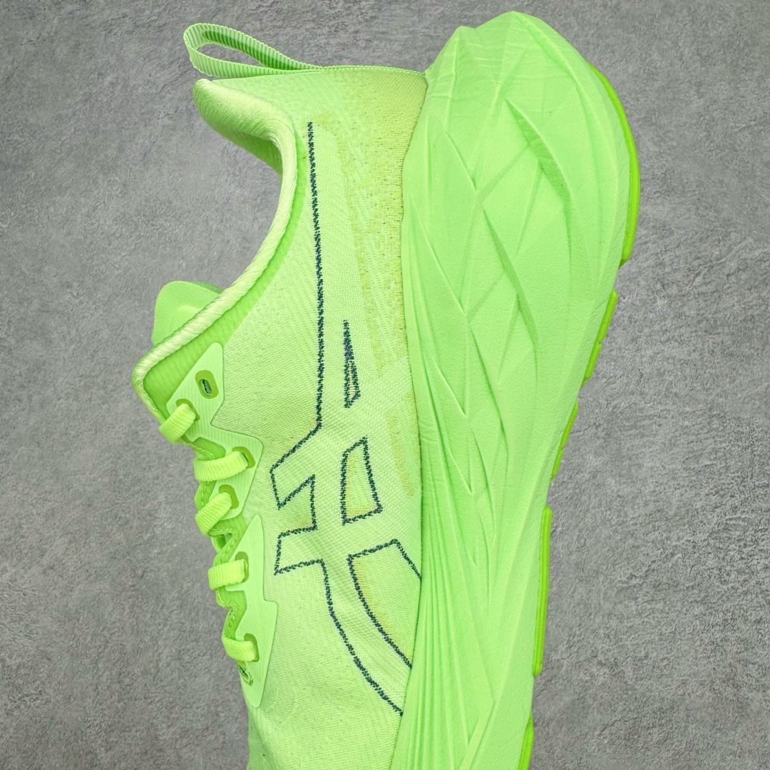 图片[7]-零售💰250 ASICS NOVABLAST 4 亚瑟士舒适缓震跑鞋 鞋面从NOVABLAST 3的工程网眼升级为一片式轻量编织设计 提升了跑鞋的透气性 并配备结构鞋舌 进一步提升透气性的同时减少鞋舌滑动 从而实现更好的包裹感 后跟结构也是亮点之一 不仅提升了稳定性 还能给跑者提供更强支撑 上脚舒适度非常明显 无论如何跑跳晃动 双脚都被包裹的非常服帖舒适 同时前脚掌有足够空间 中足又很贴合 后跟高度和弧度也都非常舒适 从NOVABLAST 4 采用全新FF BLAST PLUS ECO轻量高能回弹泡棉材料 这是一种超过20%的生物基可再生资源 在带给跑者更舒适体验同时助力减轻环境负担 值得关注的是NOVABLAST 4将成为该系列首款贴有CO2e标签的鞋款 以进一步严格贯彻ASICS亚瑟士的可持续发展理念 大底采用了低密度设计的AHAR LO 更大程度增强鞋款耐磨性 提升使用寿命 外底液采用了全新设计 其灵感来源于植物的斐波那契螺旋叶片图案 独特的几何纹路使新一代鞋款的外观更具标志性 中底和大底设计都是为了让跑者获得更大的能量反馈 更强的回弹性 在跑步过程中轻弹畅跑 看配置就能感受到NOVABLAST 4 的优势 高回弹、高缓震、且耐用的综合长跑训练鞋 尺码：36 37 38 39 39.5 40 40.5 41.5 42 42.5 43.5 44 45 编码：Sby2936050-运动鞋