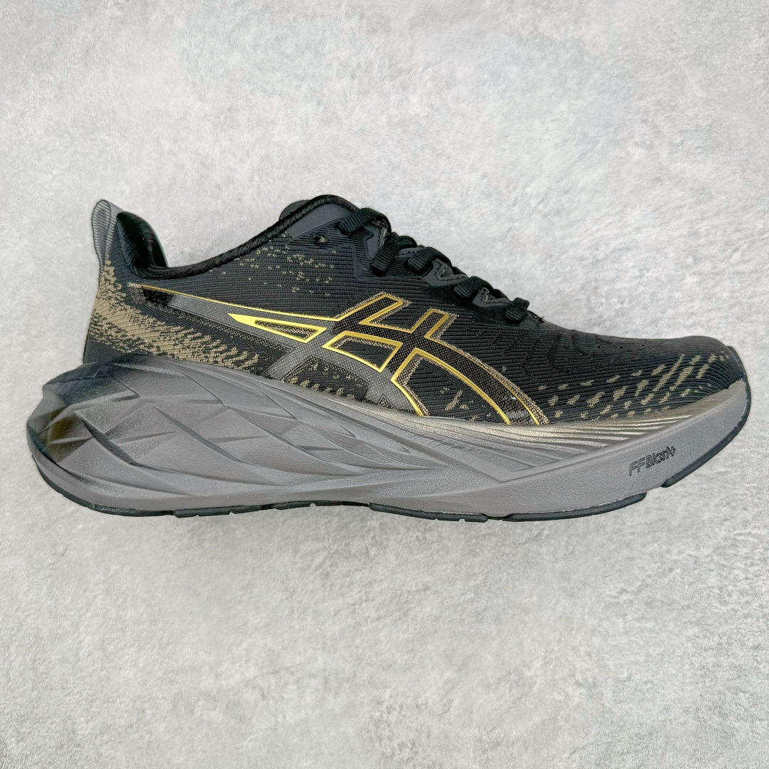 零售💰250 ASICS NOVABLAST 4 亚瑟士舒适缓震跑鞋 鞋面从NOVABLAST 3的工程网眼升级为一片式轻量编织设计 提升了跑鞋的透气性 并配备结构鞋舌 进一步提升透气性的同时减少鞋舌滑动 从而实现更好的包裹感 后跟结构也是亮点之一 不仅提升了稳定性 还能给跑者提供更强支撑 上脚舒适度非常明显 无论如何跑跳晃动 双脚都被包裹的非常服帖舒适 同时前脚掌有足够空间 中足又很贴合 后跟高度和弧度也都非常舒适 从NOVABLAST 4 采用全新FF BLAST PLUS ECO轻量高能回弹泡棉材料 这是一种超过20%的生物基可再生资源 在带给跑者更舒适体验同时助力减轻环境负担 值得关注的是NOVABLAST 4将成为该系列首款贴有CO2e标签的鞋款 以进一步严格贯彻ASICS亚瑟士的可持续发展理念 大底采用了低密度设计的AHAR LO 更大程度增强鞋款耐磨性 提升使用寿命 外底液采用了全新设计 其灵感来源于植物的斐波那契螺旋叶片图案 独特的几何纹路使新一代鞋款的外观更具标志性 中底和大底设计都是为了让跑者获得更大的能量反馈 更强的回弹性 在跑步过程中轻弹畅跑 看配置就能感受到NOVABLAST 4 的优势 高回弹、高缓震、且耐用的综合长跑训练鞋 尺码：36 37 38 39 39.5 40 40.5 41.5 42 42.5 43.5 44 45 编码：Sby2936050-运动鞋