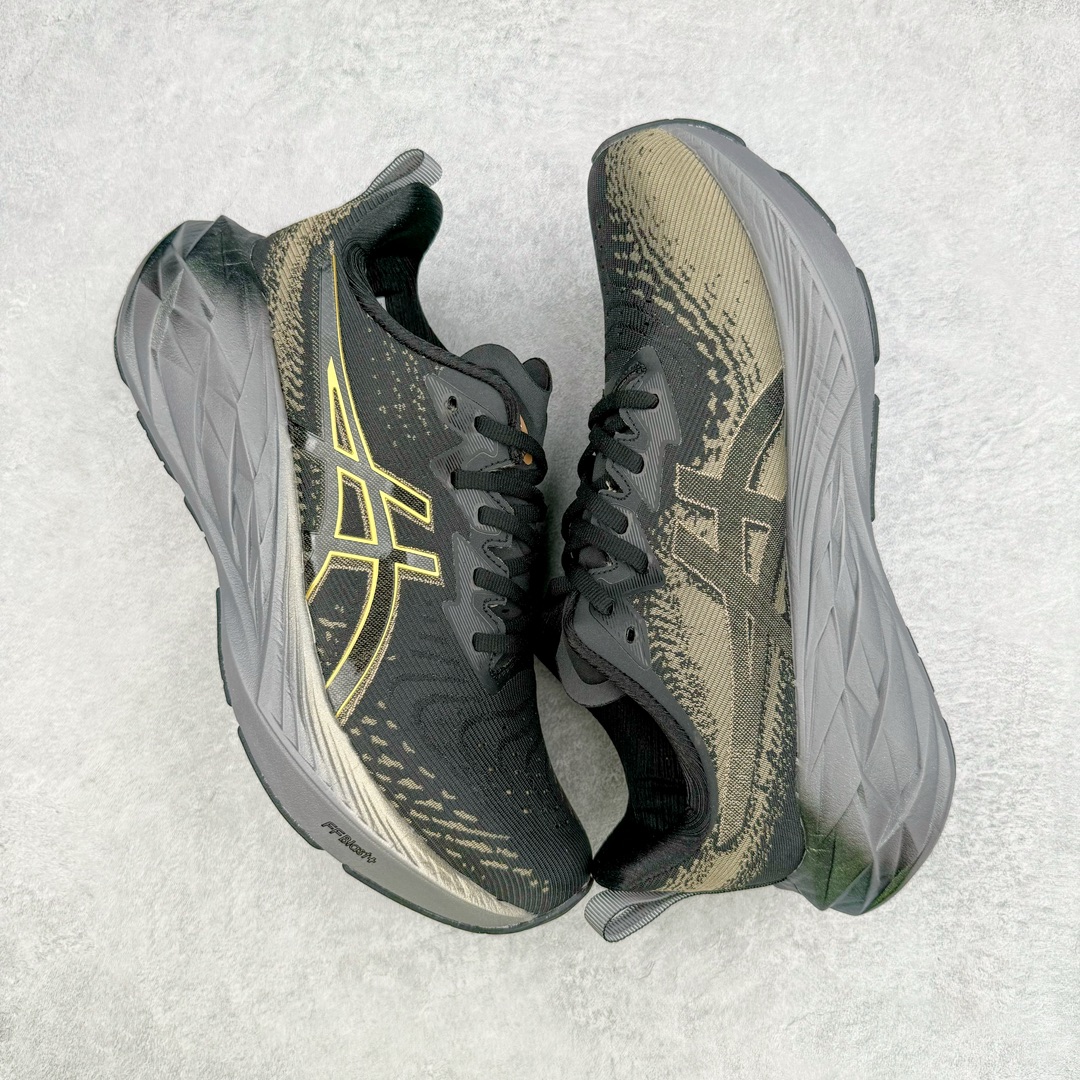 图片[3]-零售💰250 ASICS NOVABLAST 4 亚瑟士舒适缓震跑鞋 鞋面从NOVABLAST 3的工程网眼升级为一片式轻量编织设计 提升了跑鞋的透气性 并配备结构鞋舌 进一步提升透气性的同时减少鞋舌滑动 从而实现更好的包裹感 后跟结构也是亮点之一 不仅提升了稳定性 还能给跑者提供更强支撑 上脚舒适度非常明显 无论如何跑跳晃动 双脚都被包裹的非常服帖舒适 同时前脚掌有足够空间 中足又很贴合 后跟高度和弧度也都非常舒适 从NOVABLAST 4 采用全新FF BLAST PLUS ECO轻量高能回弹泡棉材料 这是一种超过20%的生物基可再生资源 在带给跑者更舒适体验同时助力减轻环境负担 值得关注的是NOVABLAST 4将成为该系列首款贴有CO2e标签的鞋款 以进一步严格贯彻ASICS亚瑟士的可持续发展理念 大底采用了低密度设计的AHAR LO 更大程度增强鞋款耐磨性 提升使用寿命 外底液采用了全新设计 其灵感来源于植物的斐波那契螺旋叶片图案 独特的几何纹路使新一代鞋款的外观更具标志性 中底和大底设计都是为了让跑者获得更大的能量反馈 更强的回弹性 在跑步过程中轻弹畅跑 看配置就能感受到NOVABLAST 4 的优势 高回弹、高缓震、且耐用的综合长跑训练鞋 尺码：36 37 38 39 39.5 40 40.5 41.5 42 42.5 43.5 44 45 编码：Sby2936050-运动鞋