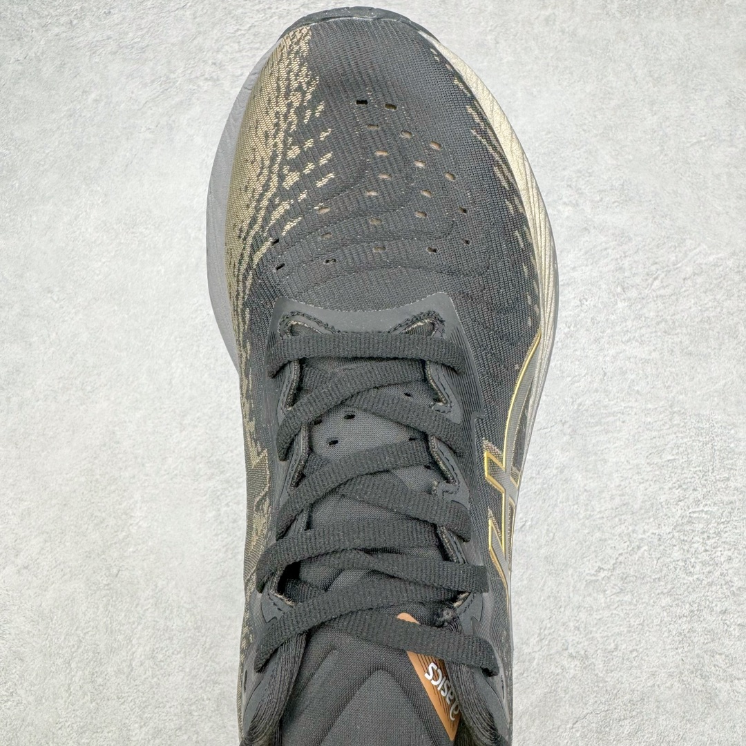 图片[4]-零售💰250 ASICS NOVABLAST 4 亚瑟士舒适缓震跑鞋 鞋面从NOVABLAST 3的工程网眼升级为一片式轻量编织设计 提升了跑鞋的透气性 并配备结构鞋舌 进一步提升透气性的同时减少鞋舌滑动 从而实现更好的包裹感 后跟结构也是亮点之一 不仅提升了稳定性 还能给跑者提供更强支撑 上脚舒适度非常明显 无论如何跑跳晃动 双脚都被包裹的非常服帖舒适 同时前脚掌有足够空间 中足又很贴合 后跟高度和弧度也都非常舒适 从NOVABLAST 4 采用全新FF BLAST PLUS ECO轻量高能回弹泡棉材料 这是一种超过20%的生物基可再生资源 在带给跑者更舒适体验同时助力减轻环境负担 值得关注的是NOVABLAST 4将成为该系列首款贴有CO2e标签的鞋款 以进一步严格贯彻ASICS亚瑟士的可持续发展理念 大底采用了低密度设计的AHAR LO 更大程度增强鞋款耐磨性 提升使用寿命 外底液采用了全新设计 其灵感来源于植物的斐波那契螺旋叶片图案 独特的几何纹路使新一代鞋款的外观更具标志性 中底和大底设计都是为了让跑者获得更大的能量反馈 更强的回弹性 在跑步过程中轻弹畅跑 看配置就能感受到NOVABLAST 4 的优势 高回弹、高缓震、且耐用的综合长跑训练鞋 尺码：36 37 38 39 39.5 40 40.5 41.5 42 42.5 43.5 44 45 编码：Sby2936050-运动鞋