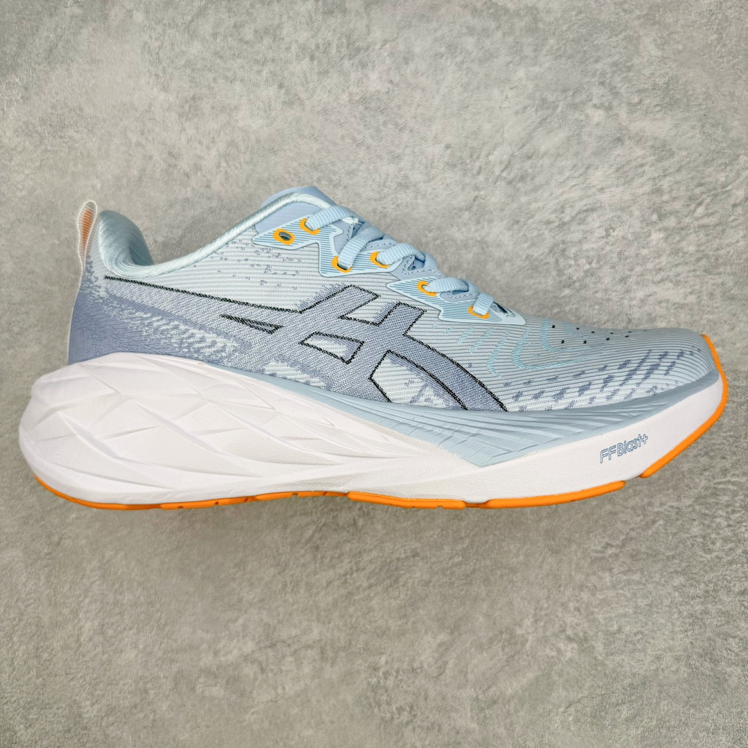 零售💰250 ASICS NOVABLAST 4 亚瑟士舒适缓震跑鞋 鞋面从NOVABLAST 3的工程网眼升级为一片式轻量编织设计 提升了跑鞋的透气性 并配备结构鞋舌 进一步提升透气性的同时减少鞋舌滑动 从而实现更好的包裹感 后跟结构也是亮点之一 不仅提升了稳定性 还能给跑者提供更强支撑 上脚舒适度非常明显 无论如何跑跳晃动 双脚都被包裹的非常服帖舒适 同时前脚掌有足够空间 中足又很贴合 后跟高度和弧度也都非常舒适 从NOVABLAST 4 采用全新FF BLAST PLUS ECO轻量高能回弹泡棉材料 这是一种超过20%的生物基可再生资源 在带给跑者更舒适体验同时助力减轻环境负担 值得关注的是NOVABLAST 4将成为该系列首款贴有CO2e标签的鞋款 以进一步严格贯彻ASICS亚瑟士的可持续发展理念 大底采用了低密度设计的AHAR LO 更大程度增强鞋款耐磨性 提升使用寿命 外底液采用了全新设计 其灵感来源于植物的斐波那契螺旋叶片图案 独特的几何纹路使新一代鞋款的外观更具标志性 中底和大底设计都是为了让跑者获得更大的能量反馈 更强的回弹性 在跑步过程中轻弹畅跑 看配置就能感受到NOVABLAST 4 的优势 高回弹、高缓震、且耐用的综合长跑训练鞋 尺码：36 37 38 39 39.5 40 40.5 41.5 42 42.5 43.5 44 45 编码：Sby2936050-运动鞋