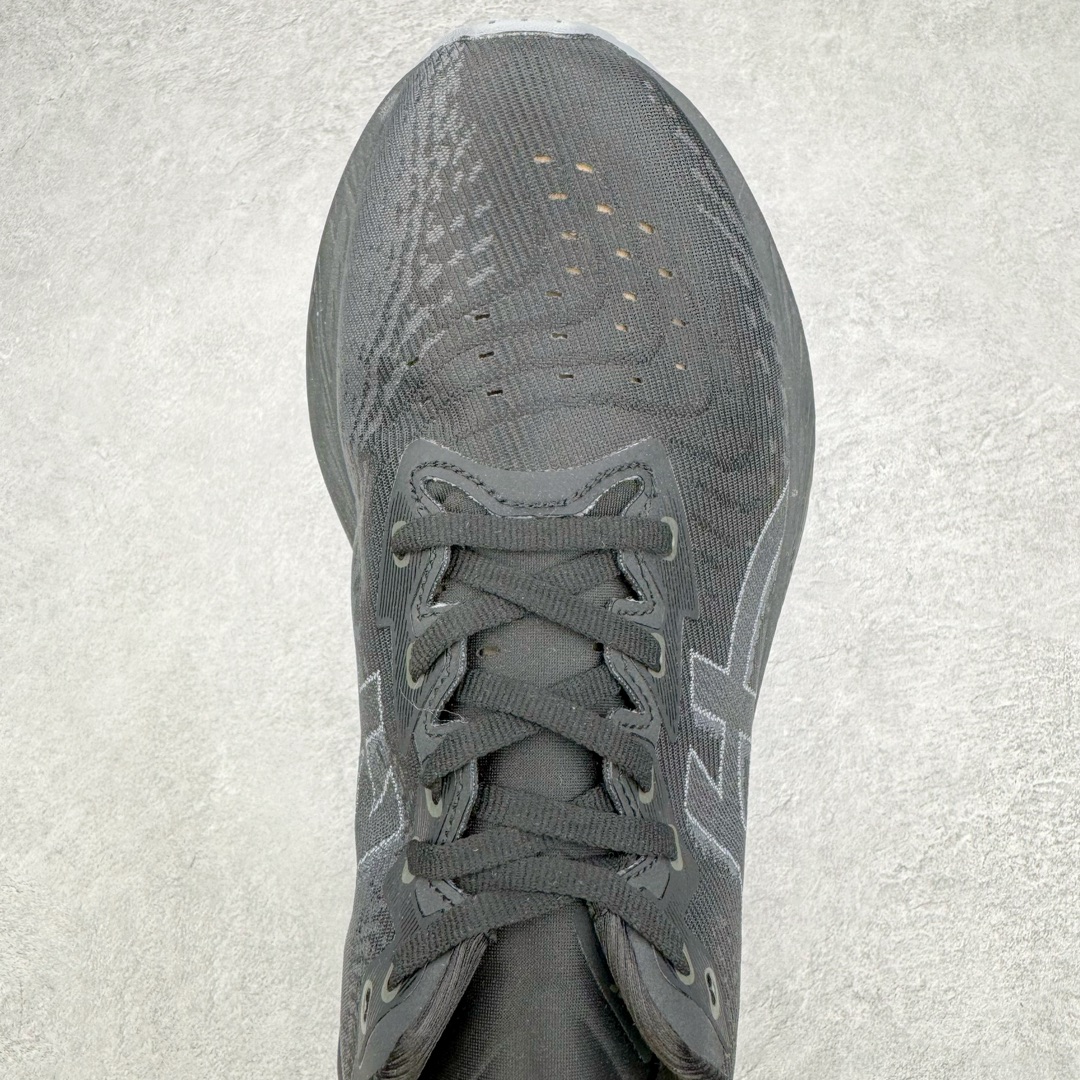 图片[4]-零售💰250 ASICS NOVABLAST 4 亚瑟士舒适缓震跑鞋 鞋面从NOVABLAST 3的工程网眼升级为一片式轻量编织设计 提升了跑鞋的透气性 并配备结构鞋舌 进一步提升透气性的同时减少鞋舌滑动 从而实现更好的包裹感 后跟结构也是亮点之一 不仅提升了稳定性 还能给跑者提供更强支撑 上脚舒适度非常明显 无论如何跑跳晃动 双脚都被包裹的非常服帖舒适 同时前脚掌有足够空间 中足又很贴合 后跟高度和弧度也都非常舒适 从NOVABLAST 4 采用全新FF BLAST PLUS ECO轻量高能回弹泡棉材料 这是一种超过20%的生物基可再生资源 在带给跑者更舒适体验同时助力减轻环境负担 值得关注的是NOVABLAST 4将成为该系列首款贴有CO2e标签的鞋款 以进一步严格贯彻ASICS亚瑟士的可持续发展理念 大底采用了低密度设计的AHAR LO 更大程度增强鞋款耐磨性 提升使用寿命 外底液采用了全新设计 其灵感来源于植物的斐波那契螺旋叶片图案 独特的几何纹路使新一代鞋款的外观更具标志性 中底和大底设计都是为了让跑者获得更大的能量反馈 更强的回弹性 在跑步过程中轻弹畅跑 看配置就能感受到NOVABLAST 4 的优势 高回弹、高缓震、且耐用的综合长跑训练鞋 尺码：36 37 38 39 39.5 40 40.5 41.5 42 42.5 43.5 44 45 编码：Sby2936050-运动鞋