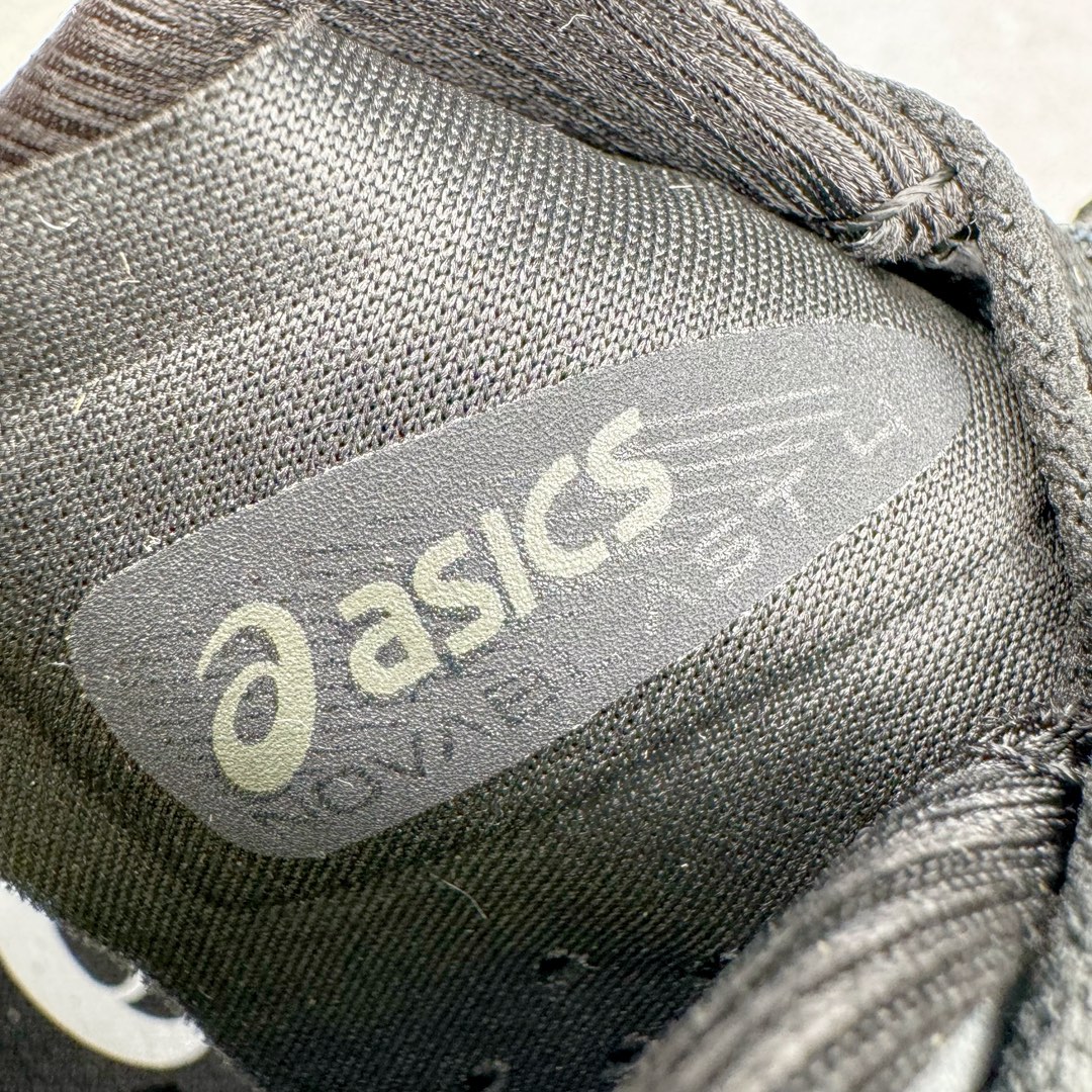 图片[10]-零售💰250 ASICS NOVABLAST 4 亚瑟士舒适缓震跑鞋 鞋面从NOVABLAST 3的工程网眼升级为一片式轻量编织设计 提升了跑鞋的透气性 并配备结构鞋舌 进一步提升透气性的同时减少鞋舌滑动 从而实现更好的包裹感 后跟结构也是亮点之一 不仅提升了稳定性 还能给跑者提供更强支撑 上脚舒适度非常明显 无论如何跑跳晃动 双脚都被包裹的非常服帖舒适 同时前脚掌有足够空间 中足又很贴合 后跟高度和弧度也都非常舒适 从NOVABLAST 4 采用全新FF BLAST PLUS ECO轻量高能回弹泡棉材料 这是一种超过20%的生物基可再生资源 在带给跑者更舒适体验同时助力减轻环境负担 值得关注的是NOVABLAST 4将成为该系列首款贴有CO2e标签的鞋款 以进一步严格贯彻ASICS亚瑟士的可持续发展理念 大底采用了低密度设计的AHAR LO 更大程度增强鞋款耐磨性 提升使用寿命 外底液采用了全新设计 其灵感来源于植物的斐波那契螺旋叶片图案 独特的几何纹路使新一代鞋款的外观更具标志性 中底和大底设计都是为了让跑者获得更大的能量反馈 更强的回弹性 在跑步过程中轻弹畅跑 看配置就能感受到NOVABLAST 4 的优势 高回弹、高缓震、且耐用的综合长跑训练鞋 尺码：36 37 38 39 39.5 40 40.5 41.5 42 42.5 43.5 44 45 编码：Sby2936050-运动鞋