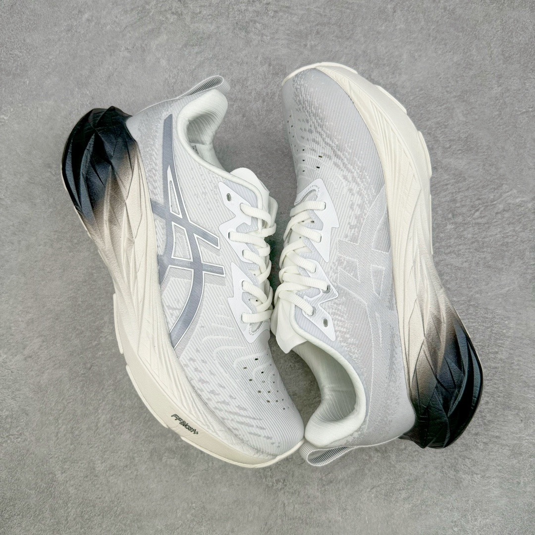 图片[3]-零售💰250 ASICS NOVABLAST 4 亚瑟士舒适缓震跑鞋 鞋面从NOVABLAST 3的工程网眼升级为一片式轻量编织设计 提升了跑鞋的透气性 并配备结构鞋舌 进一步提升透气性的同时减少鞋舌滑动 从而实现更好的包裹感 后跟结构也是亮点之一 不仅提升了稳定性 还能给跑者提供更强支撑 上脚舒适度非常明显 无论如何跑跳晃动 双脚都被包裹的非常服帖舒适 同时前脚掌有足够空间 中足又很贴合 后跟高度和弧度也都非常舒适 从NOVABLAST 4 采用全新FF BLAST PLUS ECO轻量高能回弹泡棉材料 这是一种超过20%的生物基可再生资源 在带给跑者更舒适体验同时助力减轻环境负担 值得关注的是NOVABLAST 4将成为该系列首款贴有CO2e标签的鞋款 以进一步严格贯彻ASICS亚瑟士的可持续发展理念 大底采用了低密度设计的AHAR LO 更大程度增强鞋款耐磨性 提升使用寿命 外底液采用了全新设计 其灵感来源于植物的斐波那契螺旋叶片图案 独特的几何纹路使新一代鞋款的外观更具标志性 中底和大底设计都是为了让跑者获得更大的能量反馈 更强的回弹性 在跑步过程中轻弹畅跑 看配置就能感受到NOVABLAST 4 的优势 高回弹、高缓震、且耐用的综合长跑训练鞋 尺码：36 37 38 39 39.5 40 40.5 41.5 42 42.5 43.5 44 45 编码：Sby2936050-运动鞋