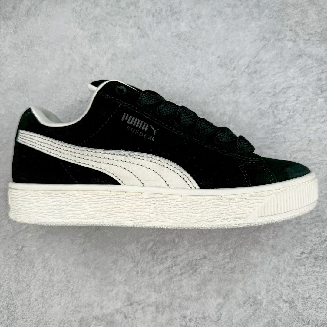 零售💰230 PUMA SUEDE XL 彪马新款面包鞋男女同款复古休闲板鞋 赠送一双鞋带 鞋身通体采用细腻的麂皮材质 厚实柔软 质感出众 鞋侧保留PUMA标志性跑道图案 侧面与后跟点缀金属色PUMA LOGO 兼具辨识度与细节感 加厚鞋垫、饱满鞋舌 搭配加宽扁形鞋带 使得穿着感更加贴合与舒适 值得一提的是 本季SUEDE XL鞋款以黑色、红色及蓝色最为瞩目 经典黑的配色 在低调之余可轻松驾驭任何潮流风格造型 而高饱和度的配色 则是当之无愧的早春出街利器。货号: 395205 尺码：36 37 37.5 38 38.5 39 40 40.5 41 42 42.5 43 44 45 编码：Hby2936030-运动鞋