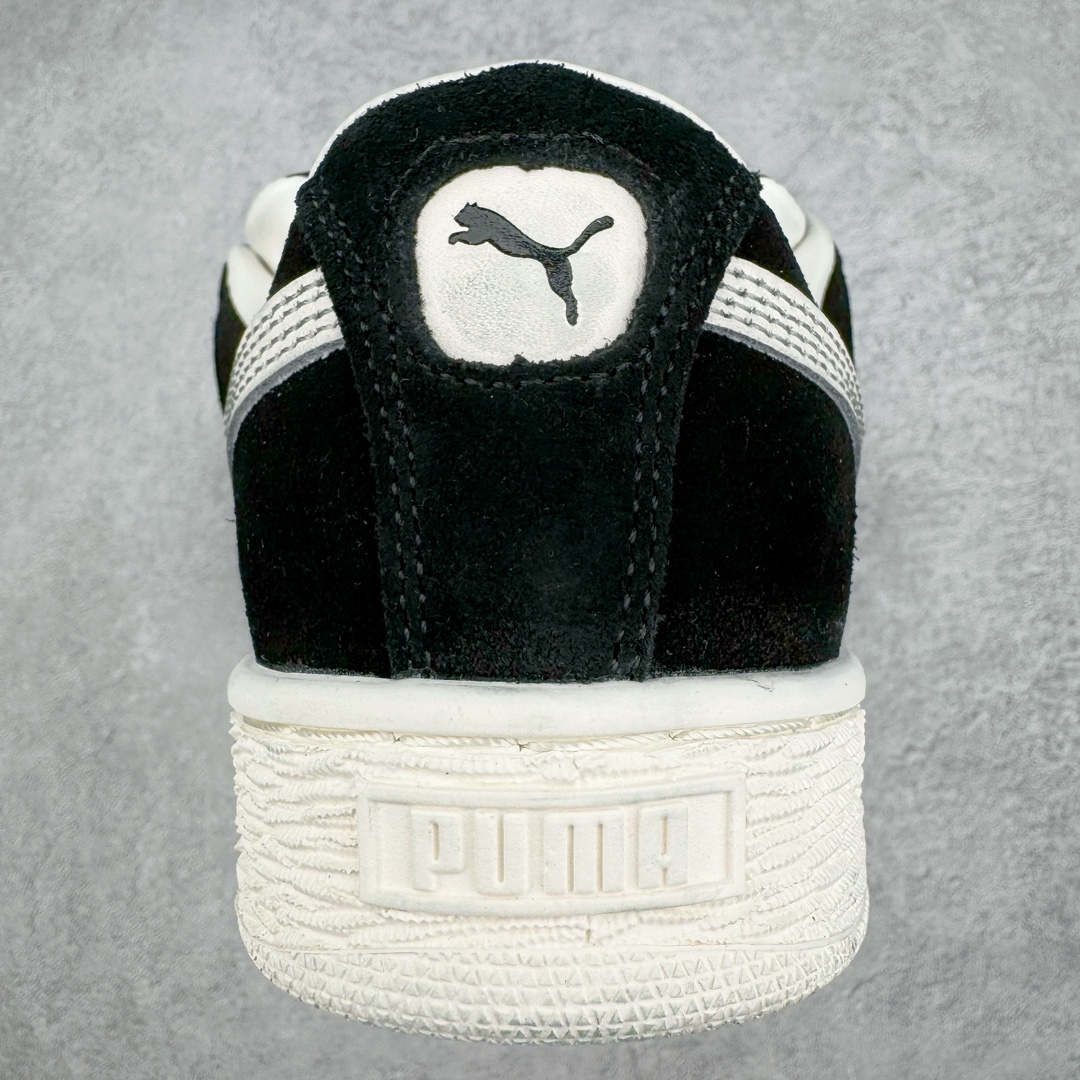 图片[8]-零售💰230 PUMA SUEDE XL 彪马新款面包鞋男女同款复古休闲板鞋 赠送一双鞋带 鞋身通体采用细腻的麂皮材质 厚实柔软 质感出众 鞋侧保留PUMA标志性跑道图案 侧面与后跟点缀金属色PUMA LOGO 兼具辨识度与细节感 加厚鞋垫、饱满鞋舌 搭配加宽扁形鞋带 使得穿着感更加贴合与舒适 值得一提的是 本季SUEDE XL鞋款以黑色、红色及蓝色最为瞩目 经典黑的配色 在低调之余可轻松驾驭任何潮流风格造型 而高饱和度的配色 则是当之无愧的早春出街利器。货号: 395205 尺码：36 37 37.5 38 38.5 39 40 40.5 41 42 42.5 43 44 45 编码：Hby2936030-运动鞋