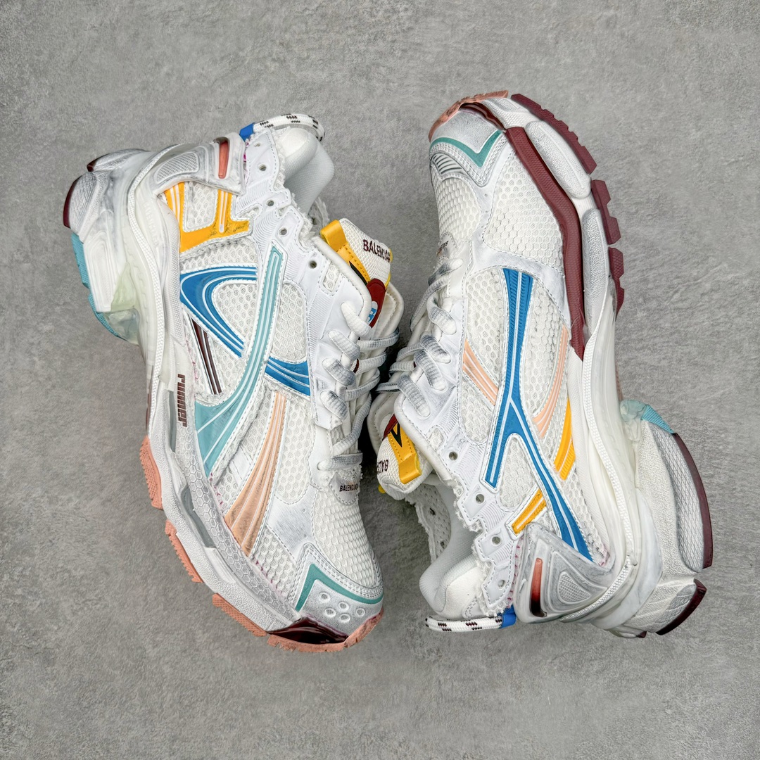 图片[3]-零售💰530 ＃VG零售版 BALENCIAGA Runner Sneaker 巴黎世家七代慢跑系列低帮复古野跑潮流运动鞋老爹鞋 尼龙和网布材质 磨损效果 鞋头边缘印有尺码 背面浮印尺码 外侧印有跑者徽标 鞋舌刺绣 Balenciaga 品牌标识 鞋跟背面 Balenciaga品牌标识 材质采用65%聚氨酯、35%聚酯纤维 全新 Runner 鞋型轮廓借鉴于 2000 年初的复古线条 搭载大网眼面料制成鞋面基础，由粉色、白色尼龍与橡胶质地覆盖鞋面诠释线条感 当中透过几道手缝线与折损痕更是精准的掌握历经时间淬炼的破旧痕迹 延续其手法至鞋领、鞋跟、鞋带、中底等部分均饰有破损及脏污之貌 尤其是鞋领处与鞋带孔眼条更是采用不规则做旧技术将内容物泡棉随机露出 尺码：35 36 37 38 39 40 41 42 43 44 45 46 编码：by5936030-运动鞋